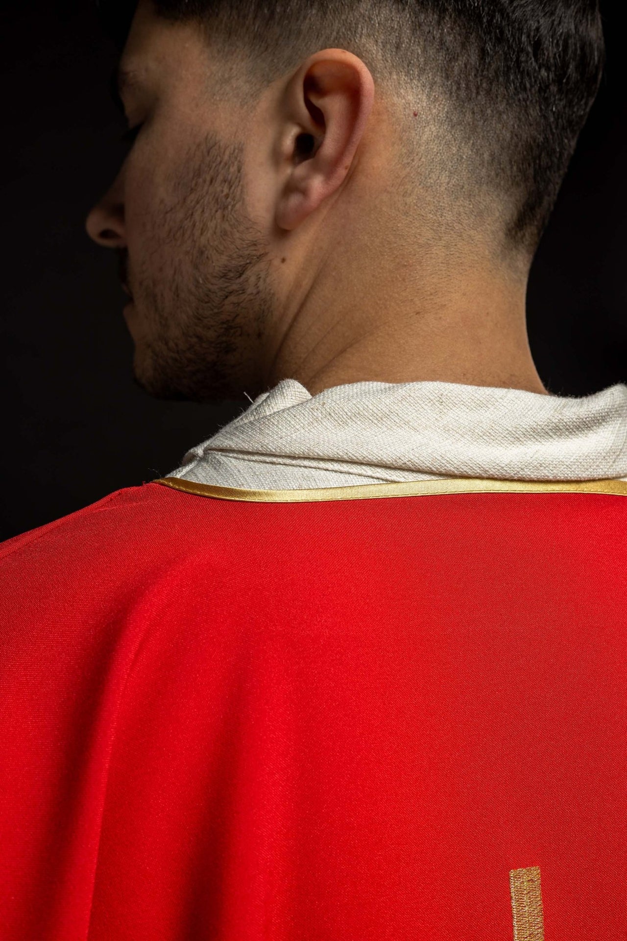 Czerwona dalmatyka z złotym haftem krzyża Pax