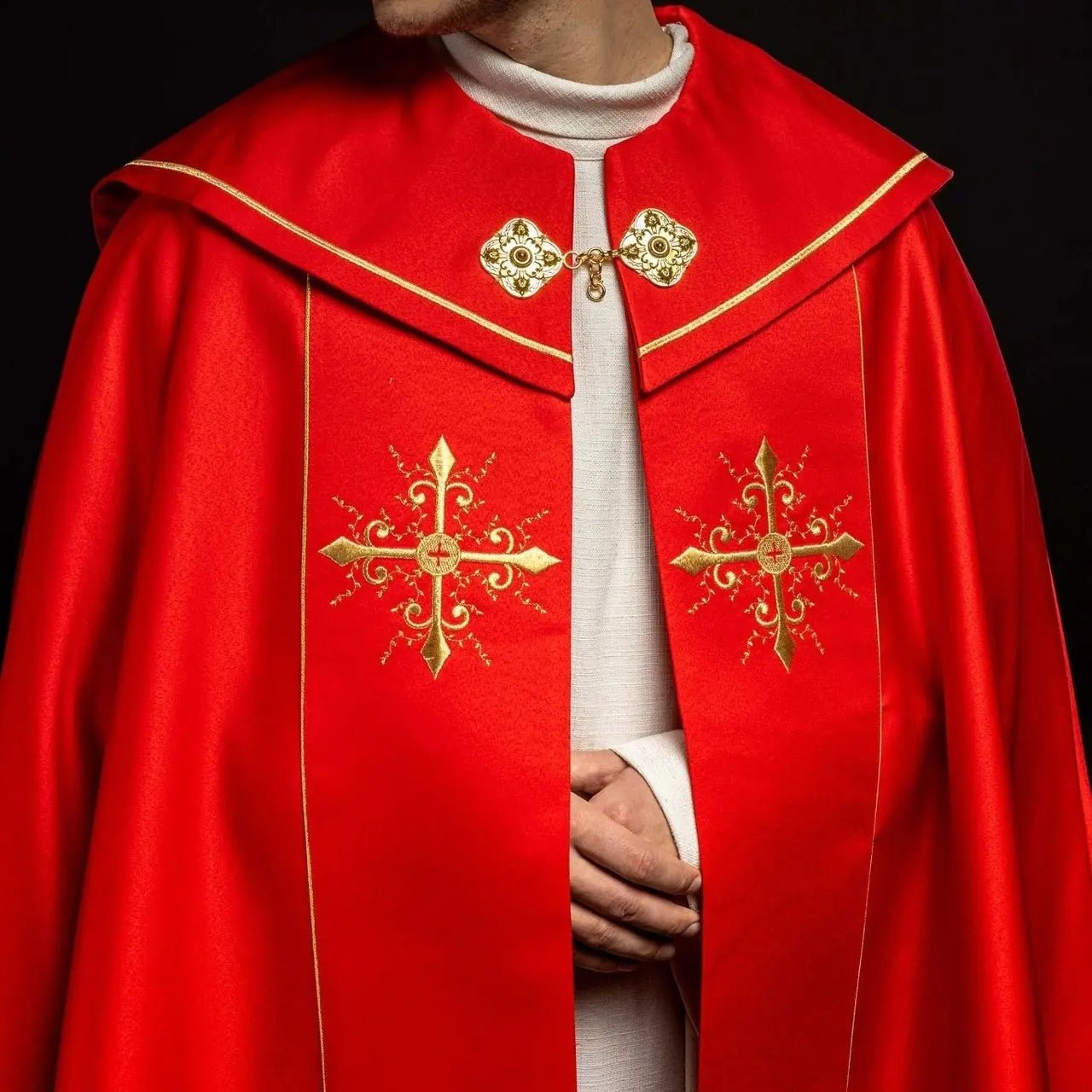 Czerwona kapa liturgiczna z haftem złotych krzyży