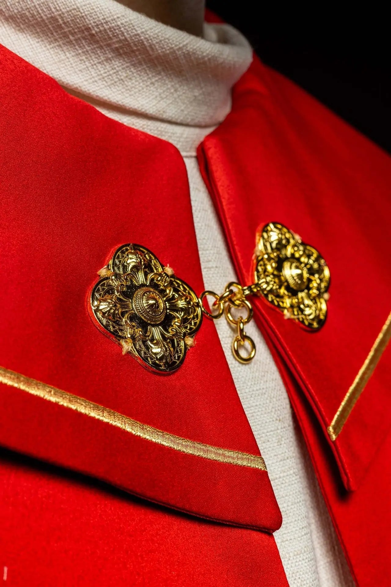 Czerwona kapa liturgiczna z haftem złotych krzyży