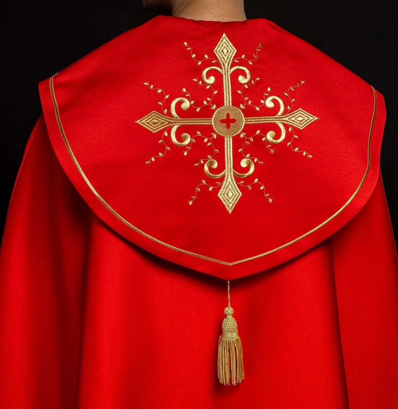 Czerwona kapa liturgiczna z haftem złotych krzyży