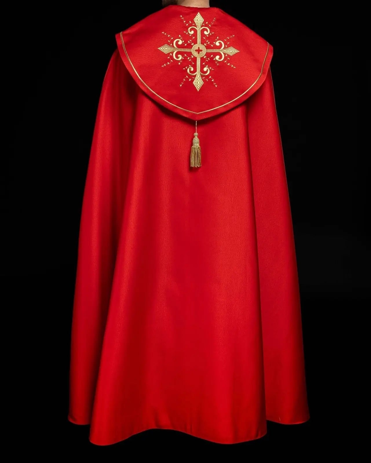 Czerwona kapa liturgiczna z haftem złotych krzyży