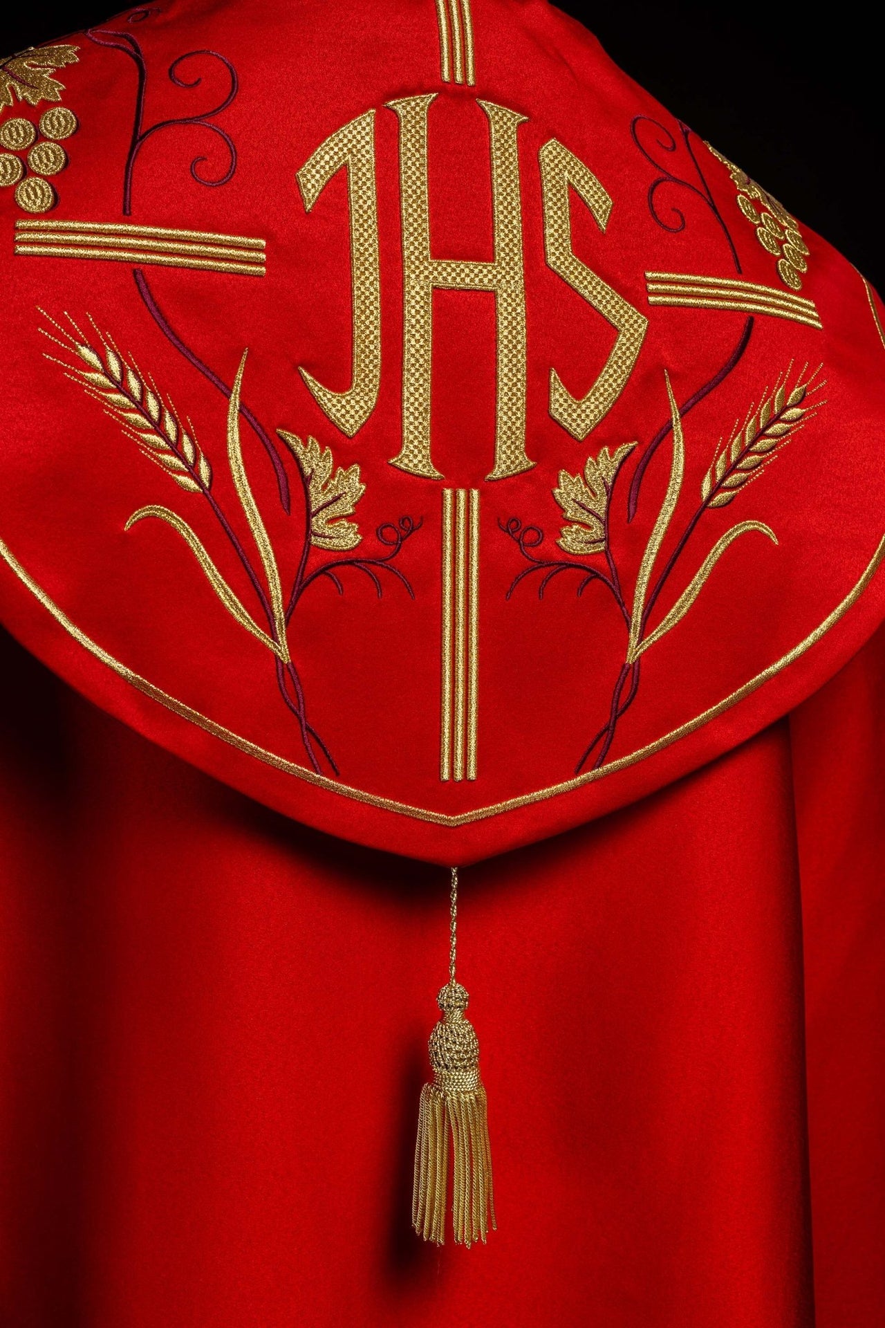Czerwona kapa liturgiczna z złotym haftem IHS i winogron
