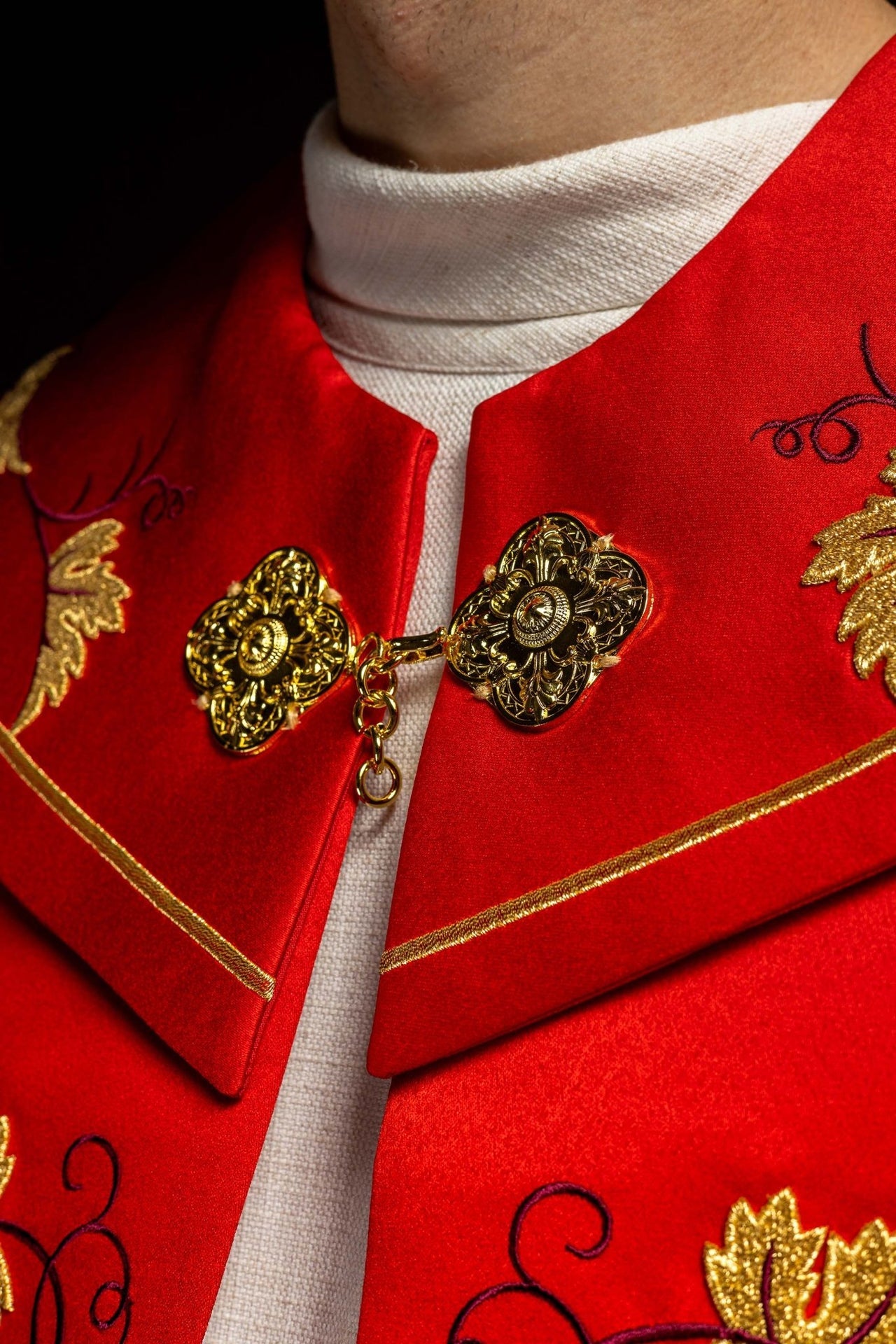 Czerwona kapa liturgiczna z złotym haftem IHS i winogron