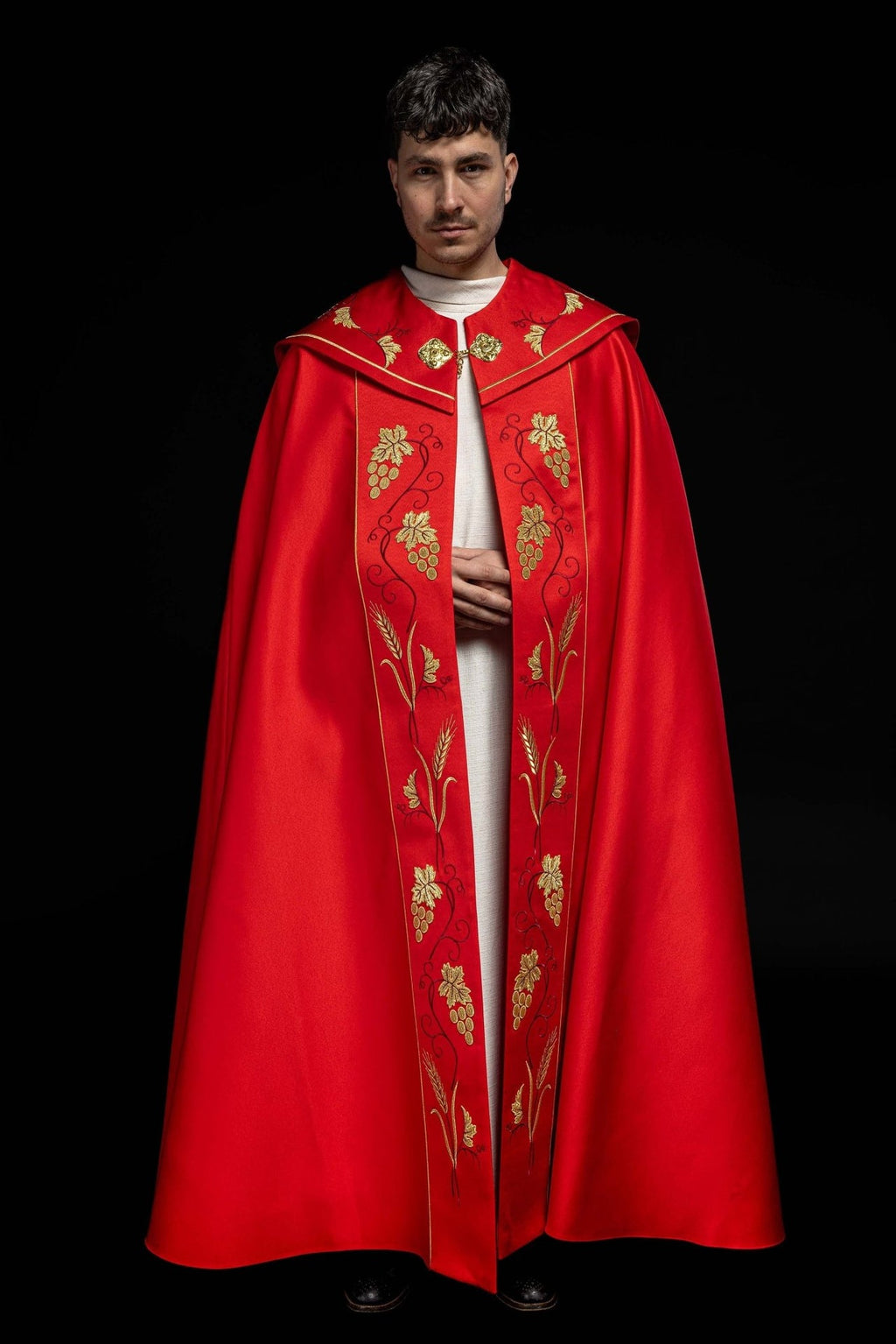 Czerwona kapa liturgiczna z złotym haftem IHS i winogron