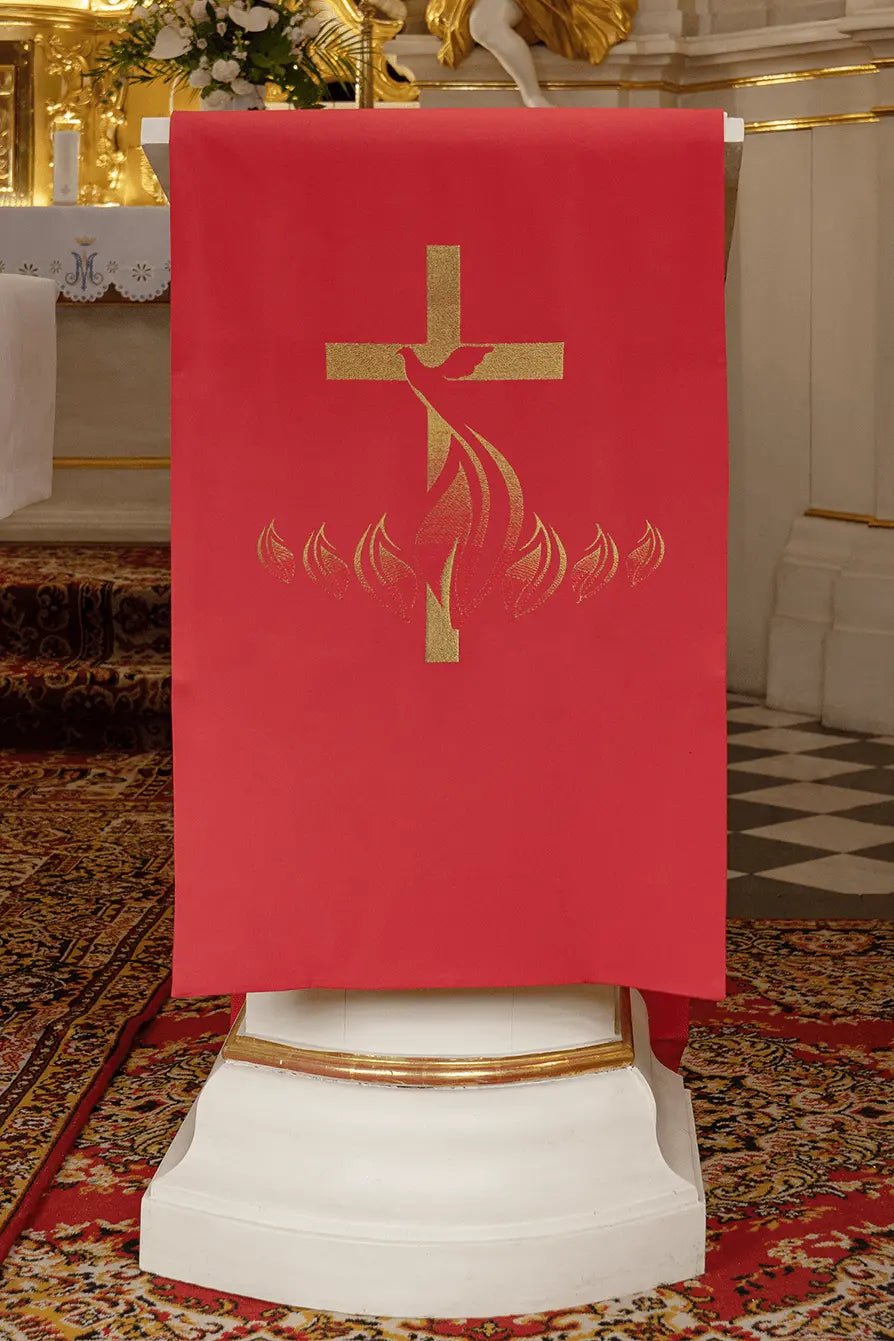 Haftowana szata z symbolem gołębicy i płomienia
