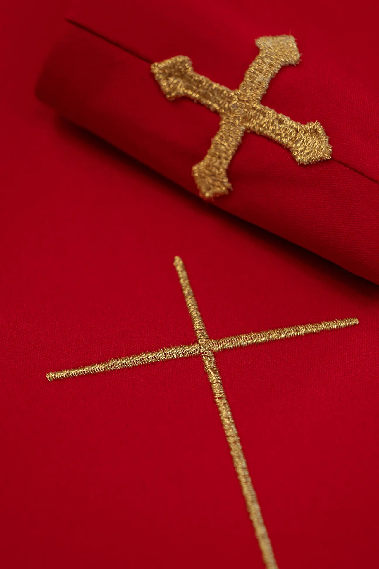 Czerwony ornat liturgiczny haftowany w minimalistycznym wzorze