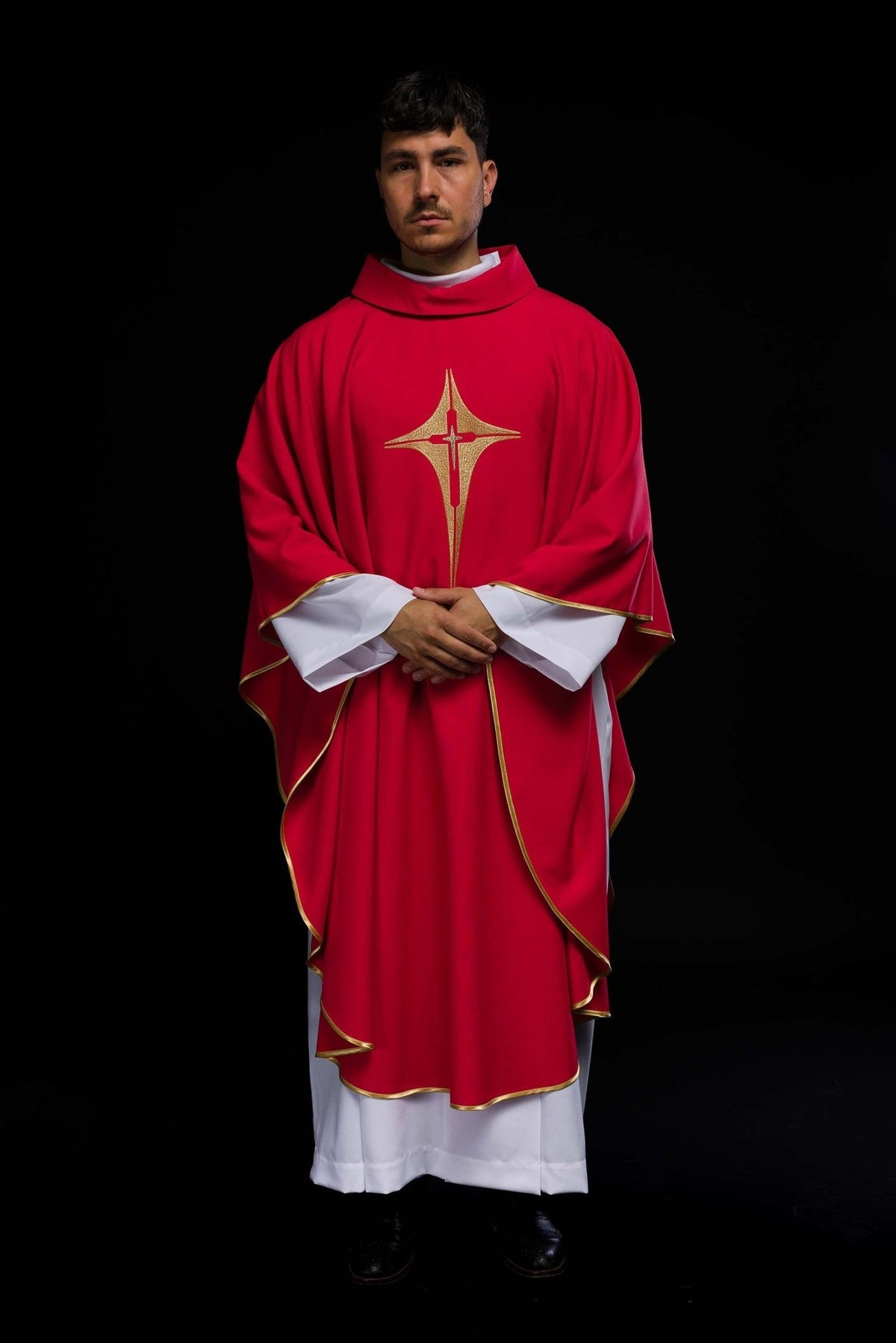 Czerwony ornat haftowany z motywem krzyża