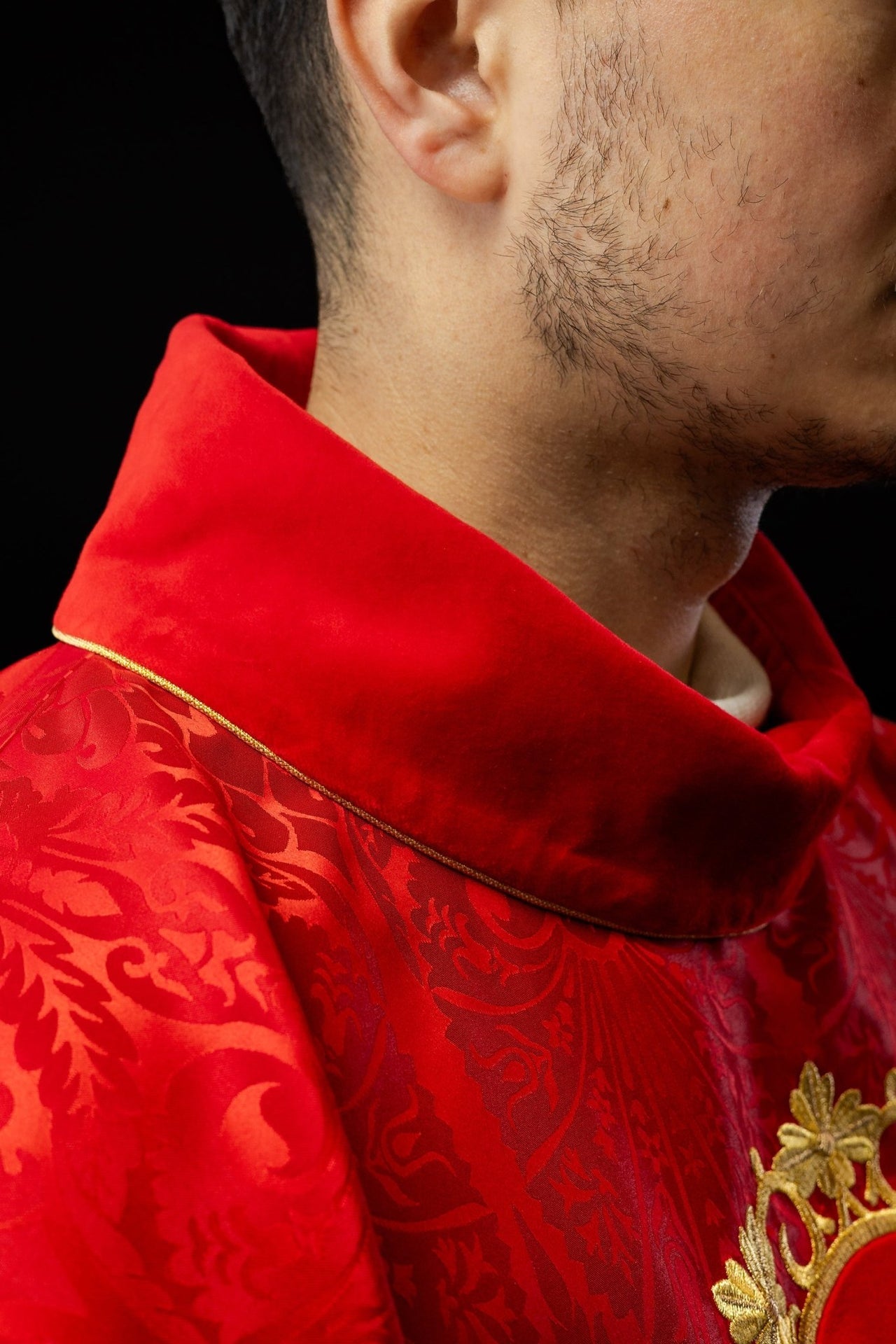 Czerwony ornat haftowany z wzorem Jezusa Chrystusa