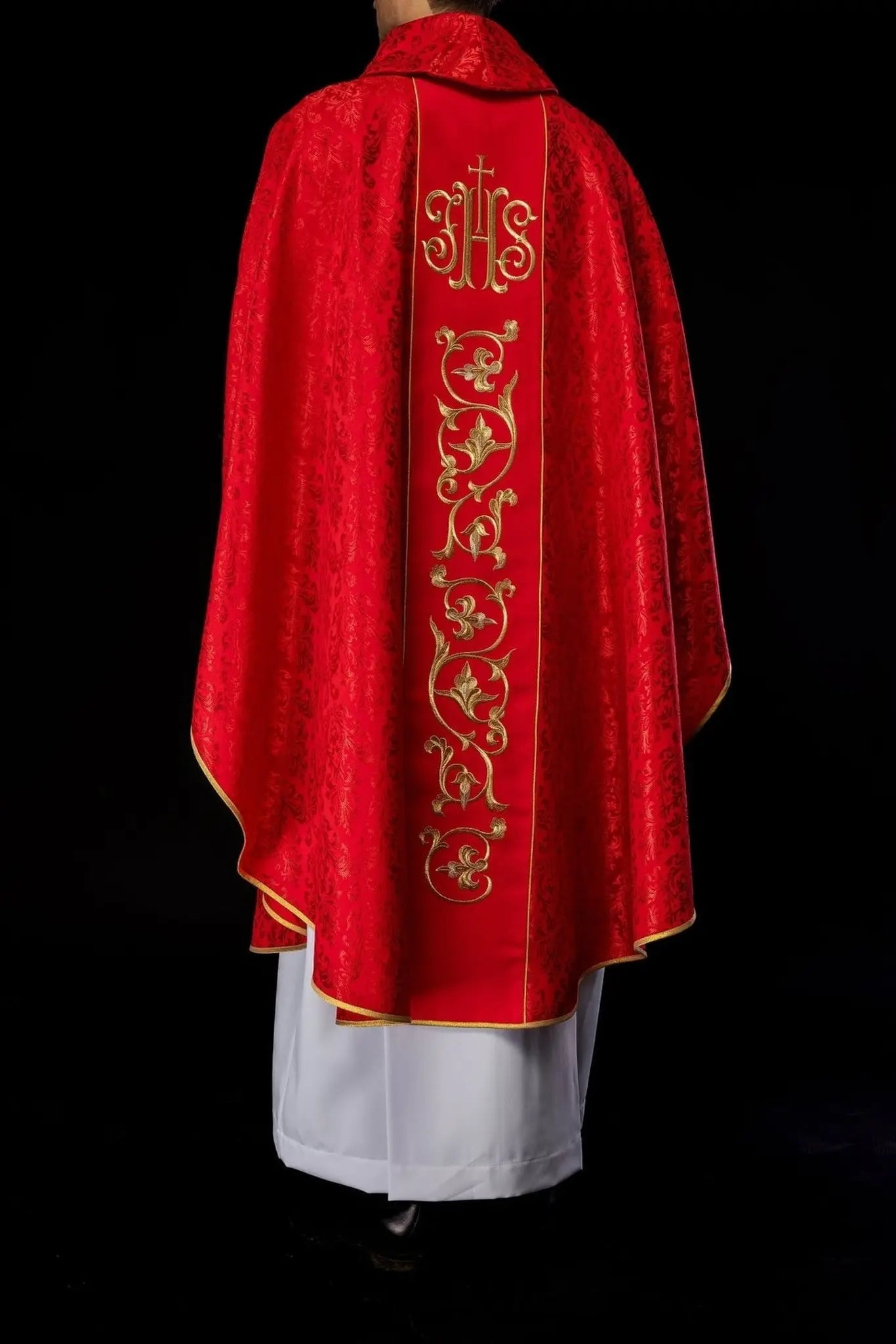 Czerwony ornat liturgiczny z bogato zdobionym pasem IHS