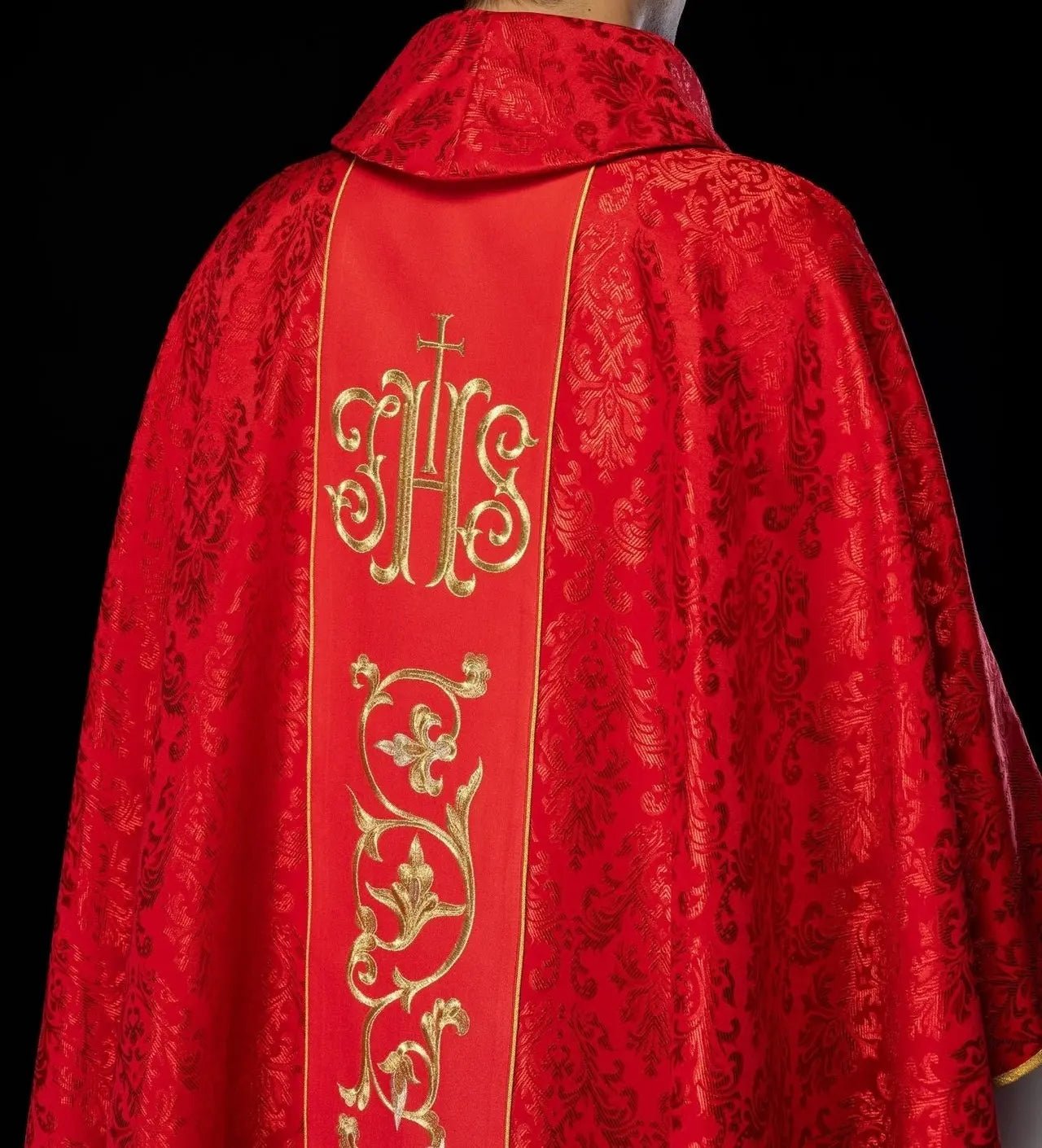 Czerwony ornat liturgiczny z bogato zdobionym pasem IHS