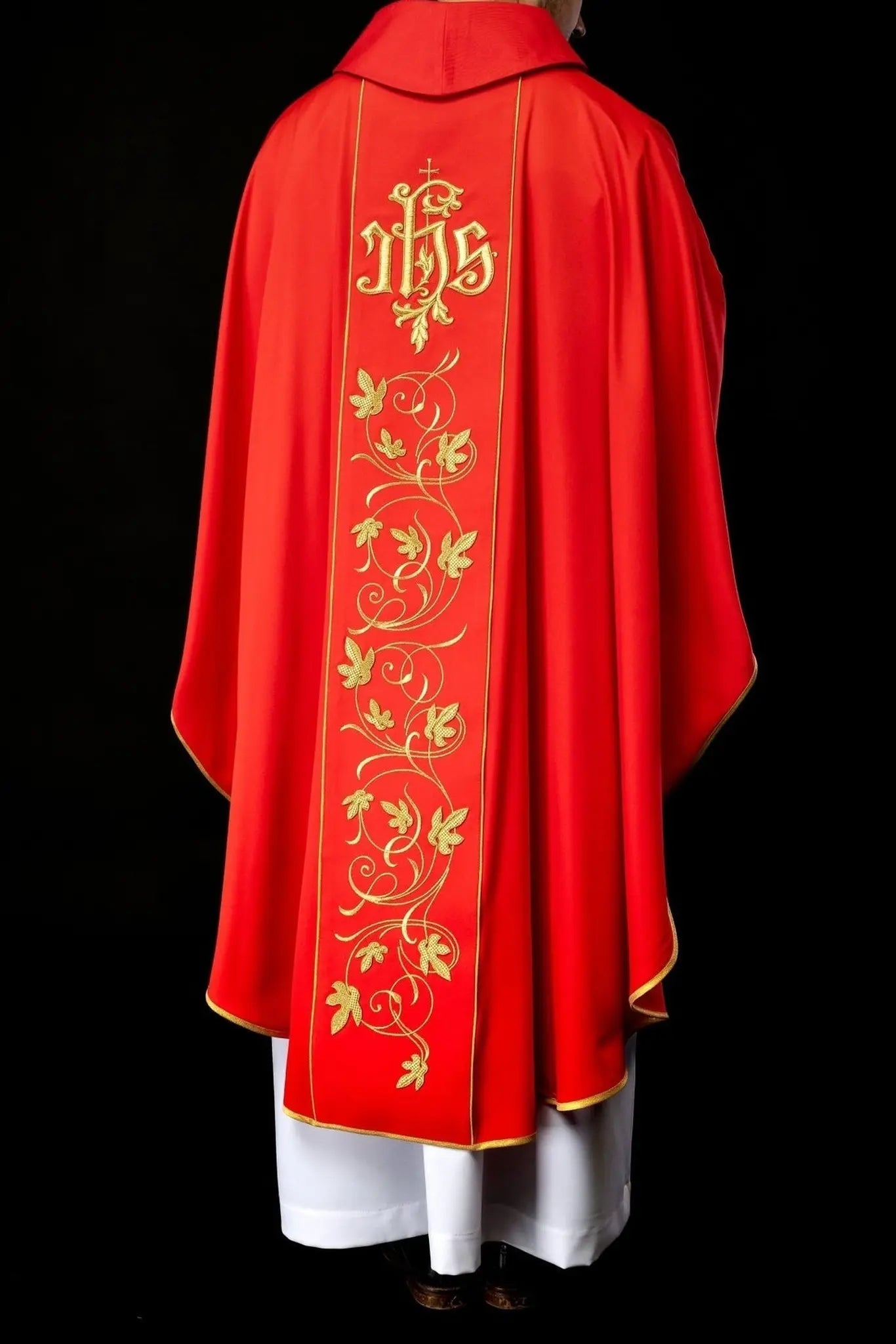Czerwony ornat liturgiczny z bogato zdobionym pasem z motywem kwiatowym i IHS