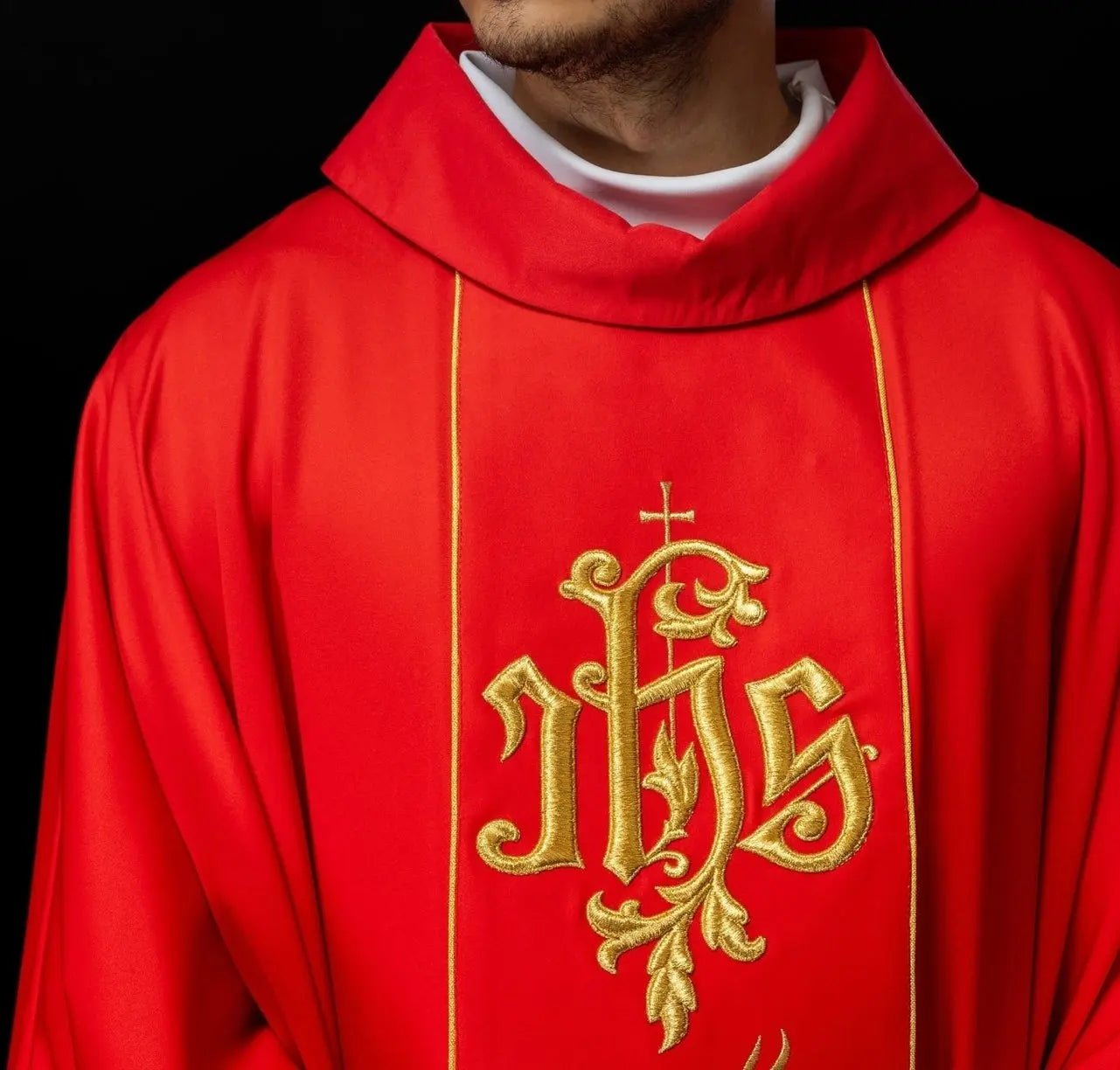 Czerwony ornat liturgiczny z bogato zdobionym pasem z motywem kwiatowym i IHS