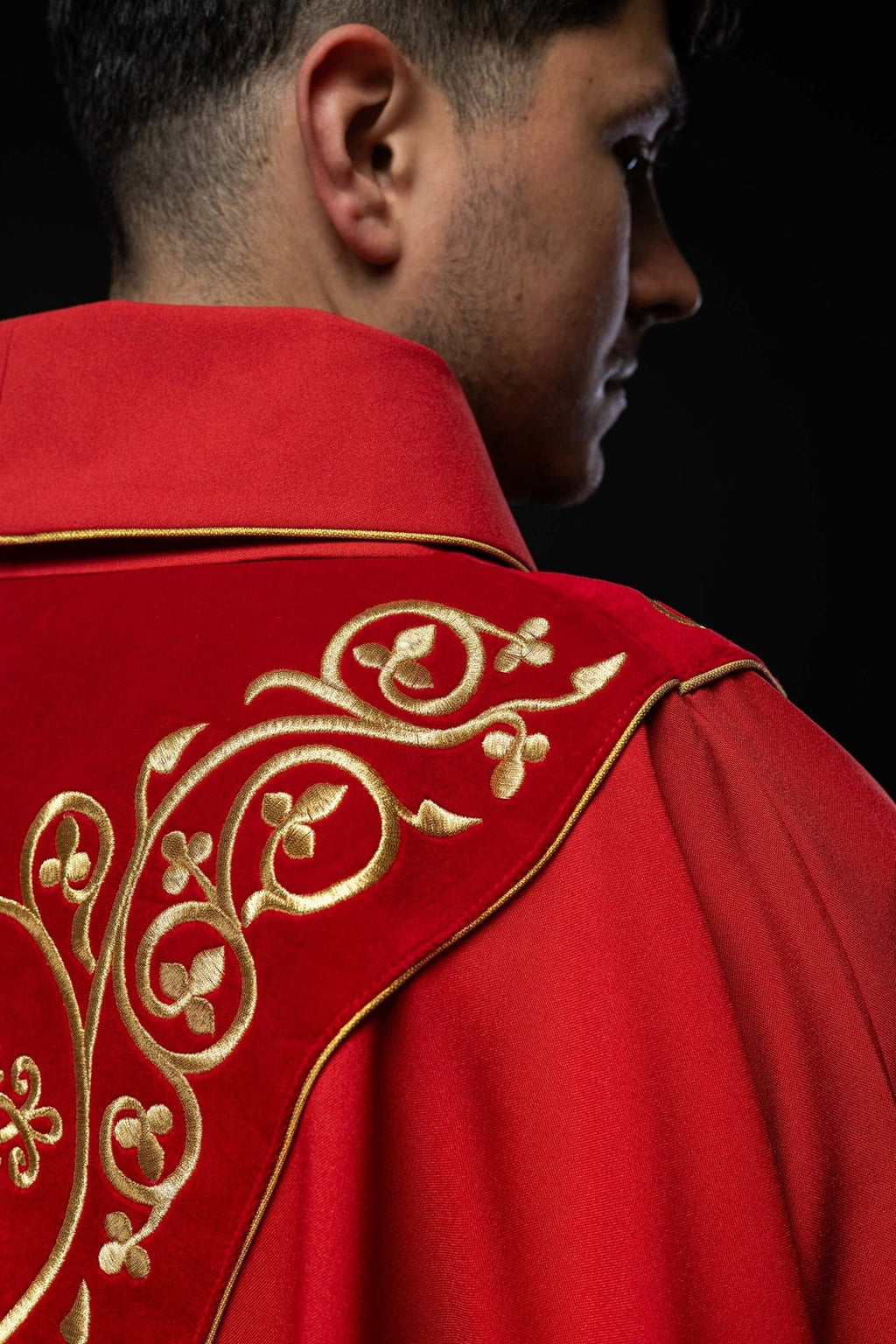 Czerwony ornat liturgiczny zdobiony haftem na aksamicie