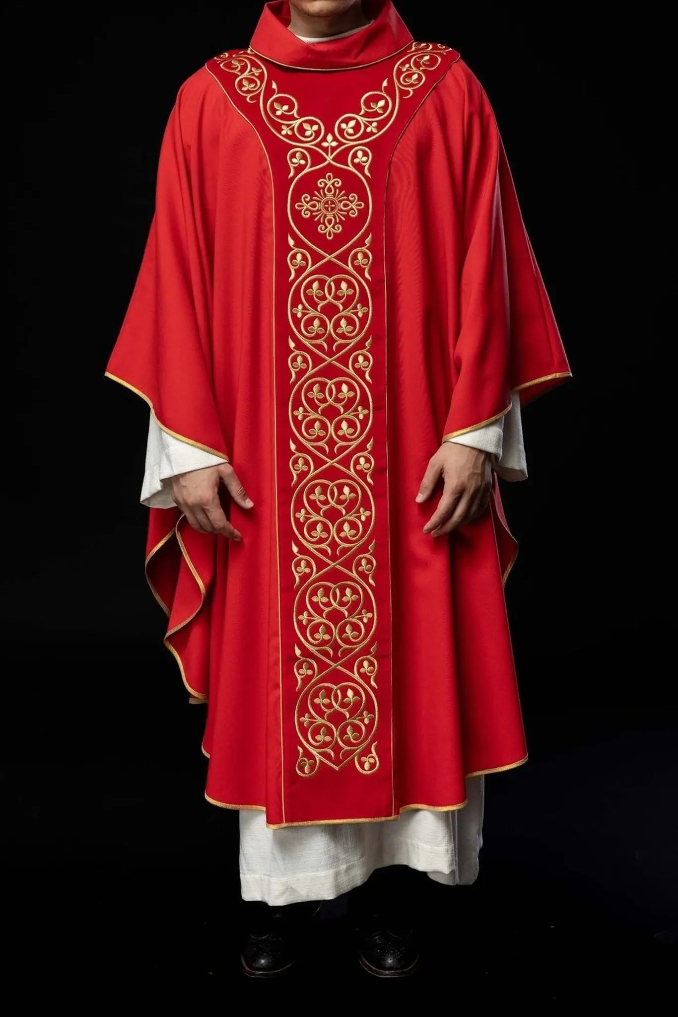 Czerwony ornat liturgiczny zdobiony haftem na aksamicie