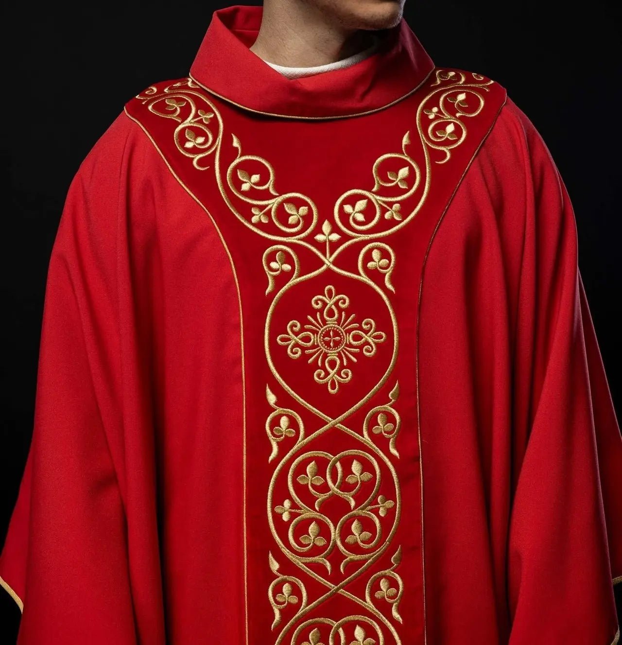 Czerwony ornat liturgiczny zdobiony haftem na aksamicie