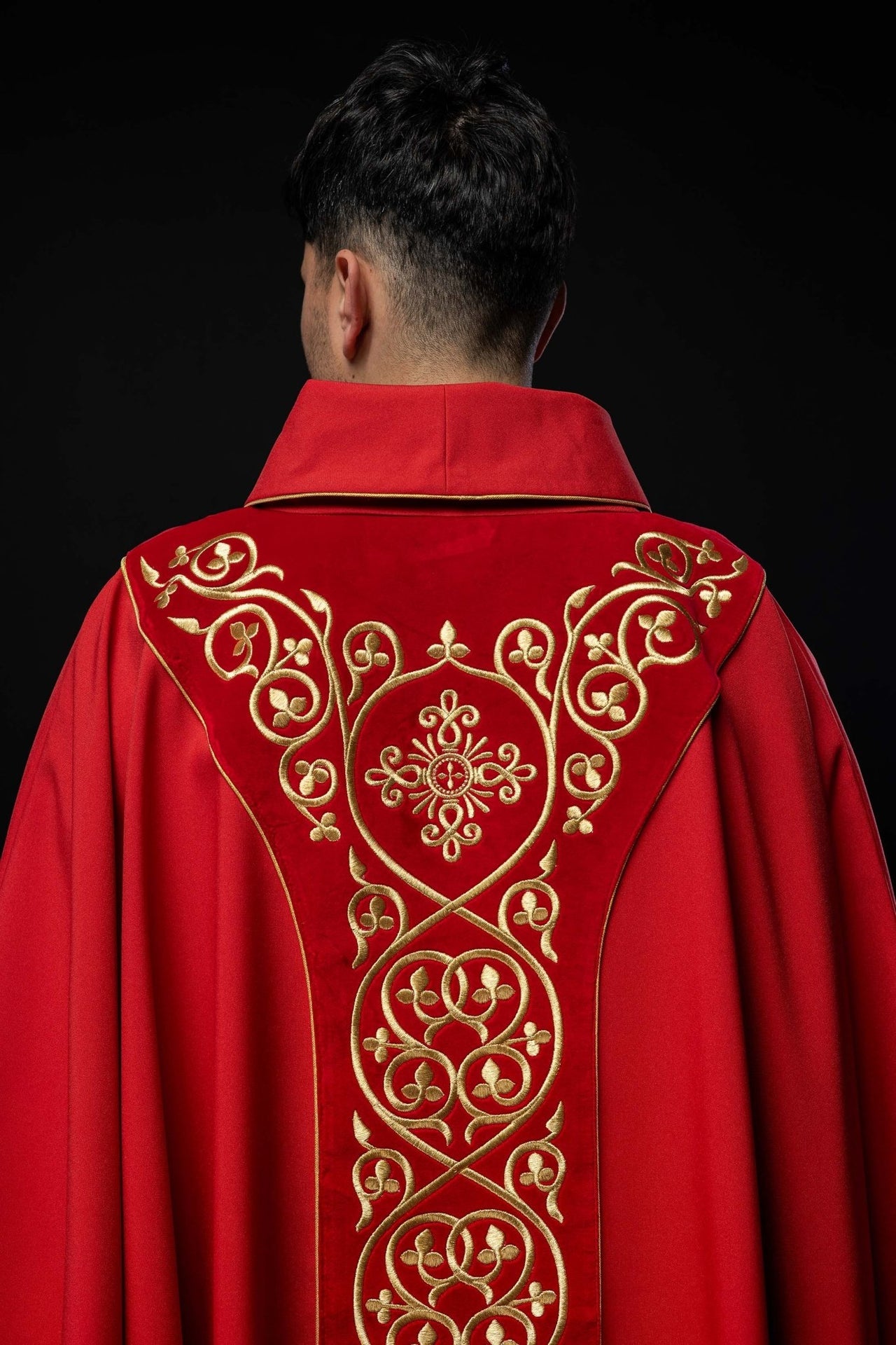 Czerwony ornat liturgiczny zdobiony haftem na aksamicie