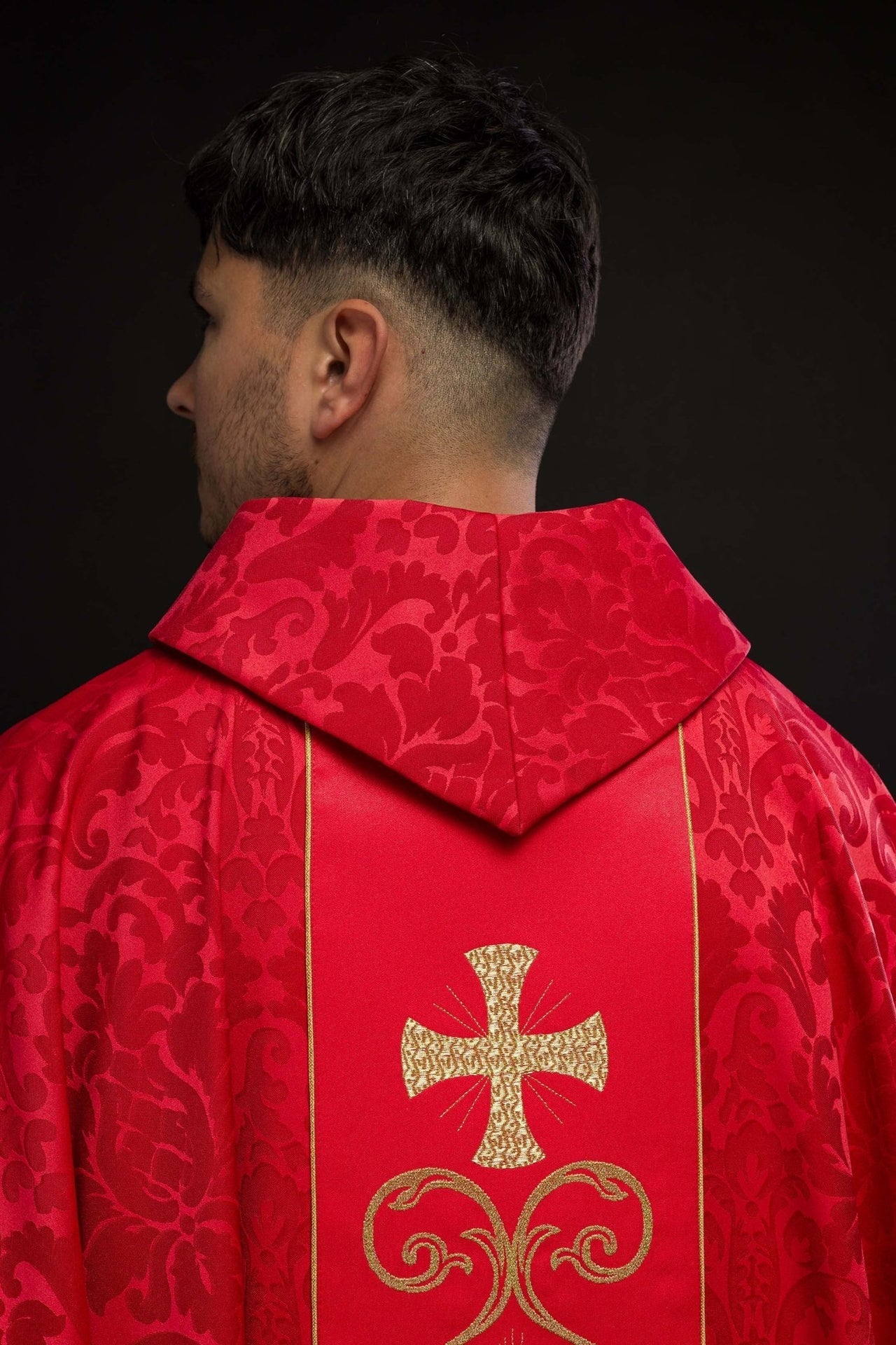 Czerwony Ornat liturgiczny z haftowanym pasem