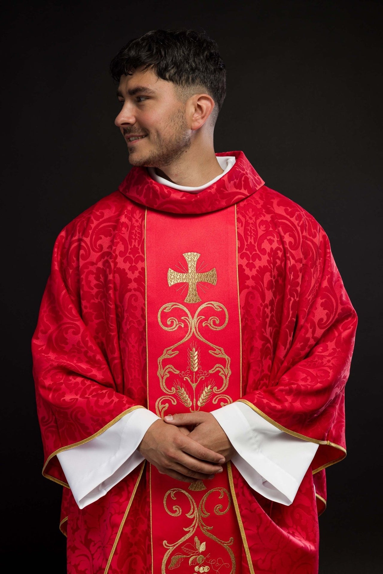 Czerwony ornat liturgiczny zdobiony haftowanym pasem