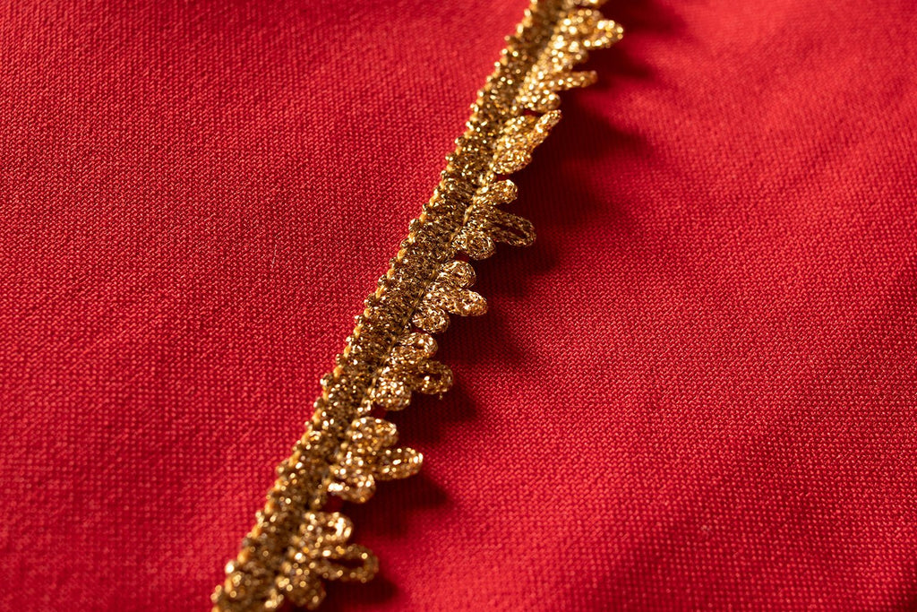 Czerwony ornat rzymski z motywem IHS, kłosów i winogron