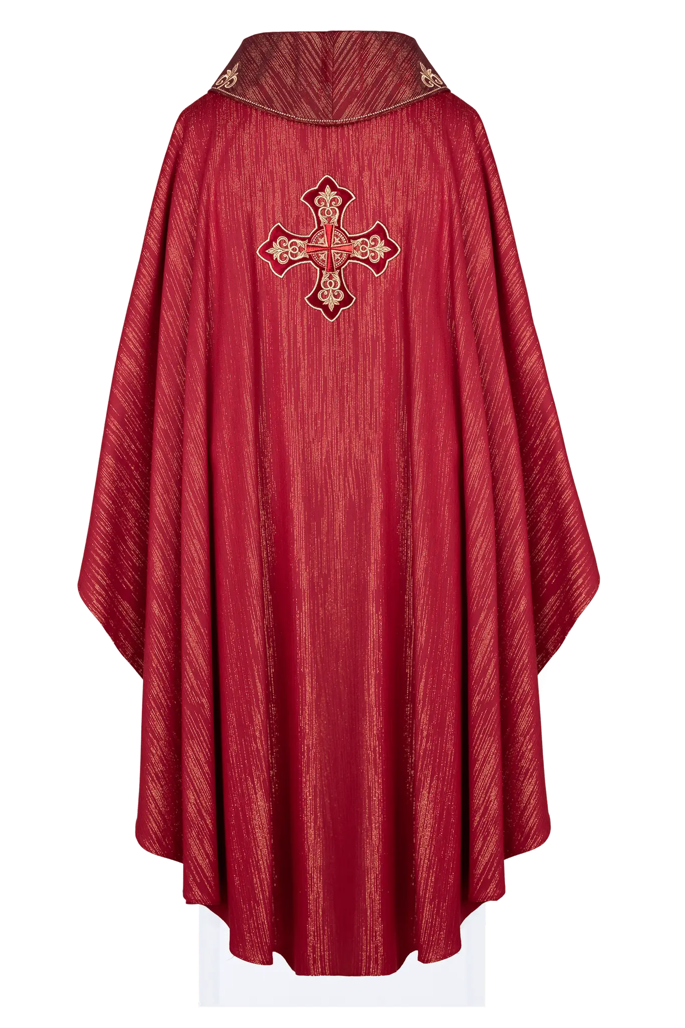 Czerwony ornat liturgiczny z bogato haftowanym krzyżem i zdobionym kołnierzem