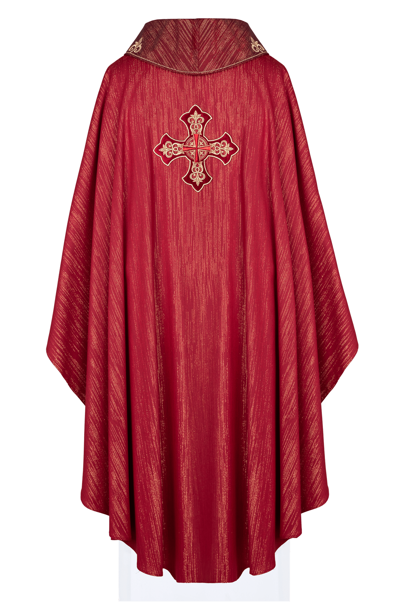 Czerwony ornat liturgiczny z bogato haftowanym krzyżem i zdobionym kołnierzem