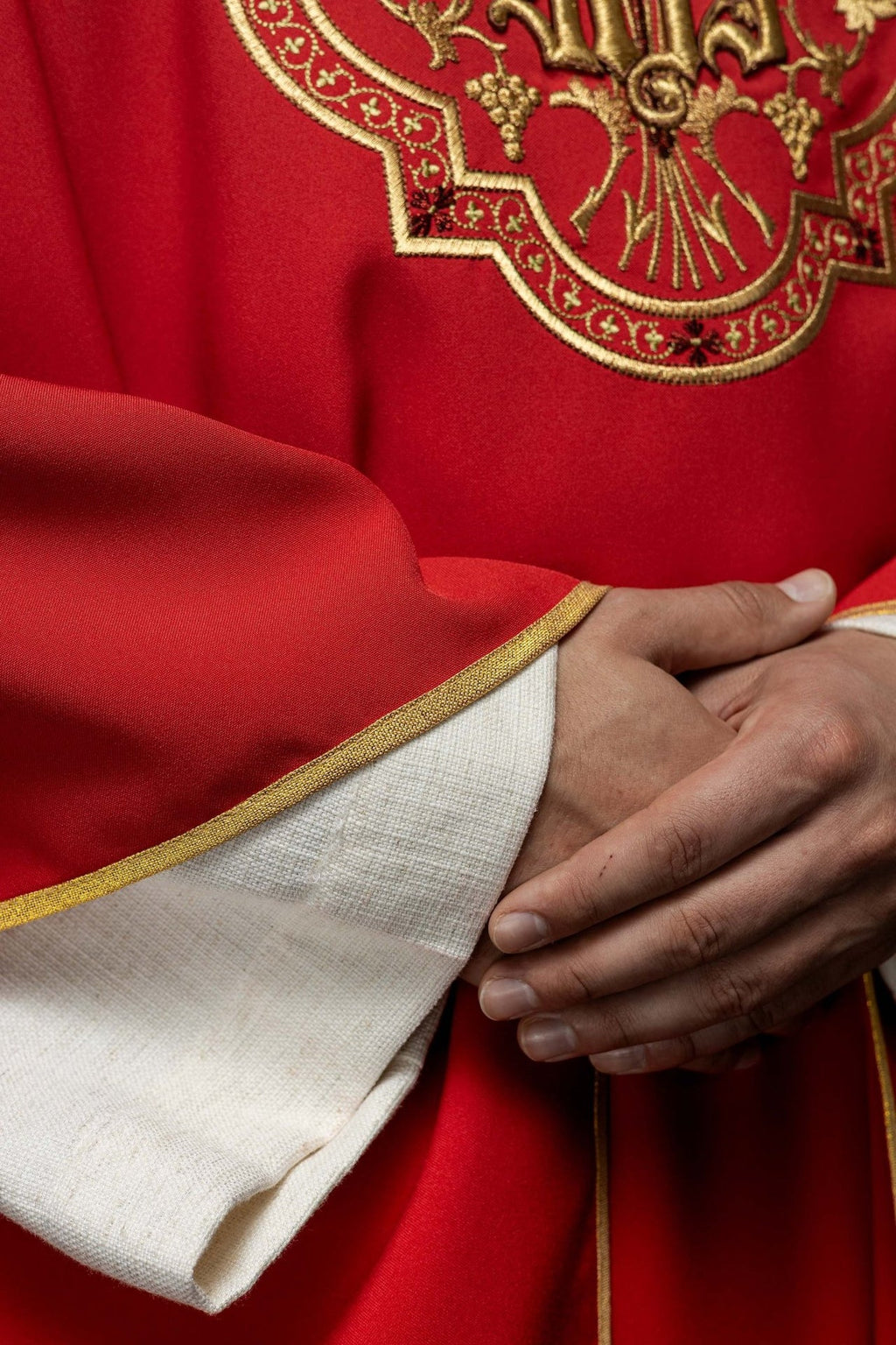 Czerwony ornat z haftem IHS i PAX