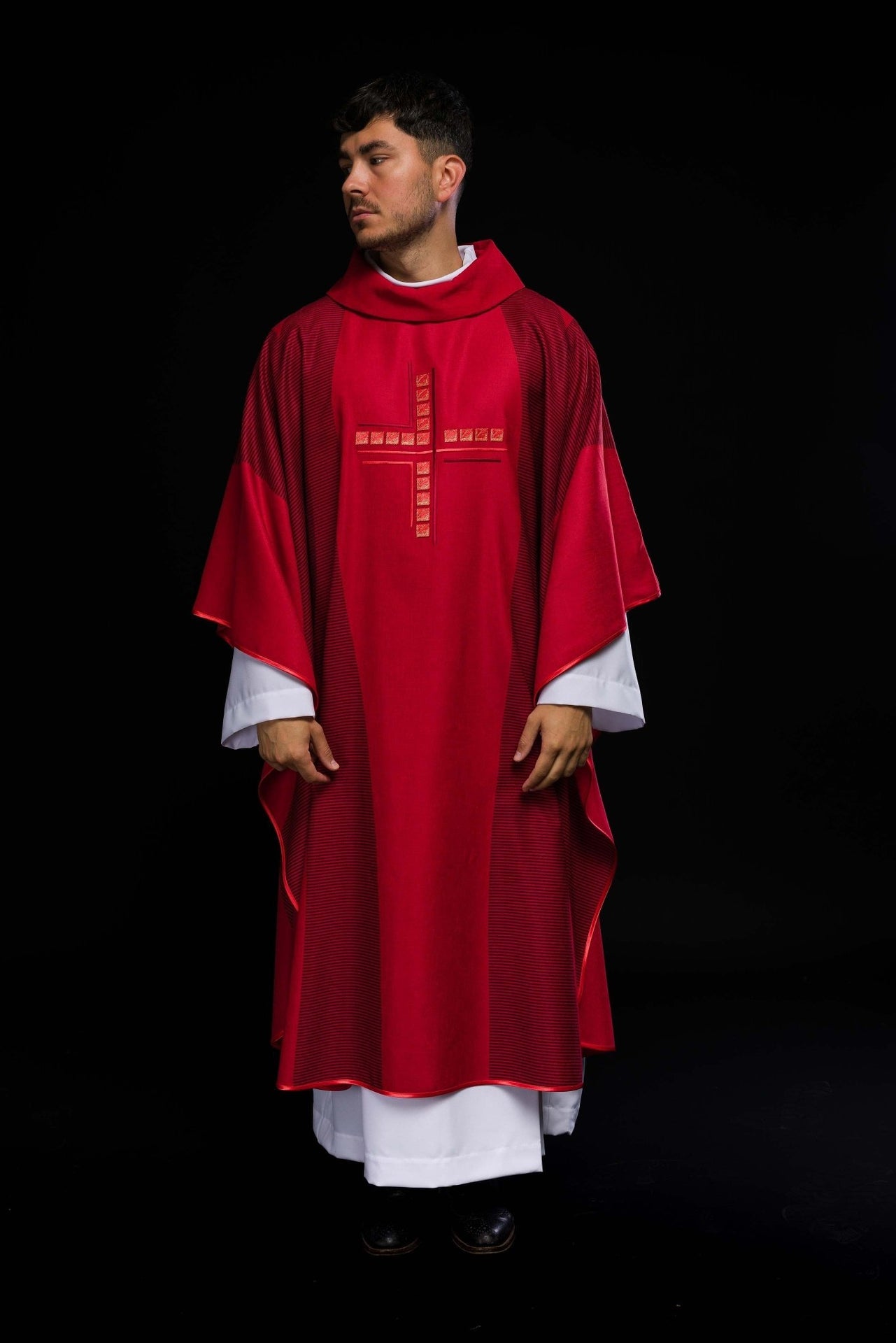 Czerwony ornat z krzyżem