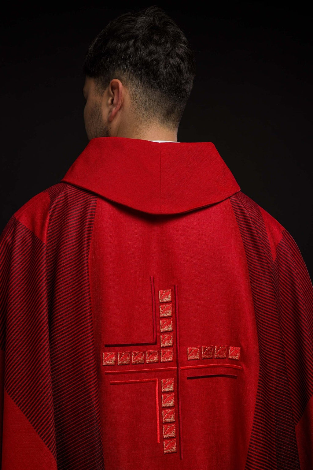 Czerwony ornat z krzyżem