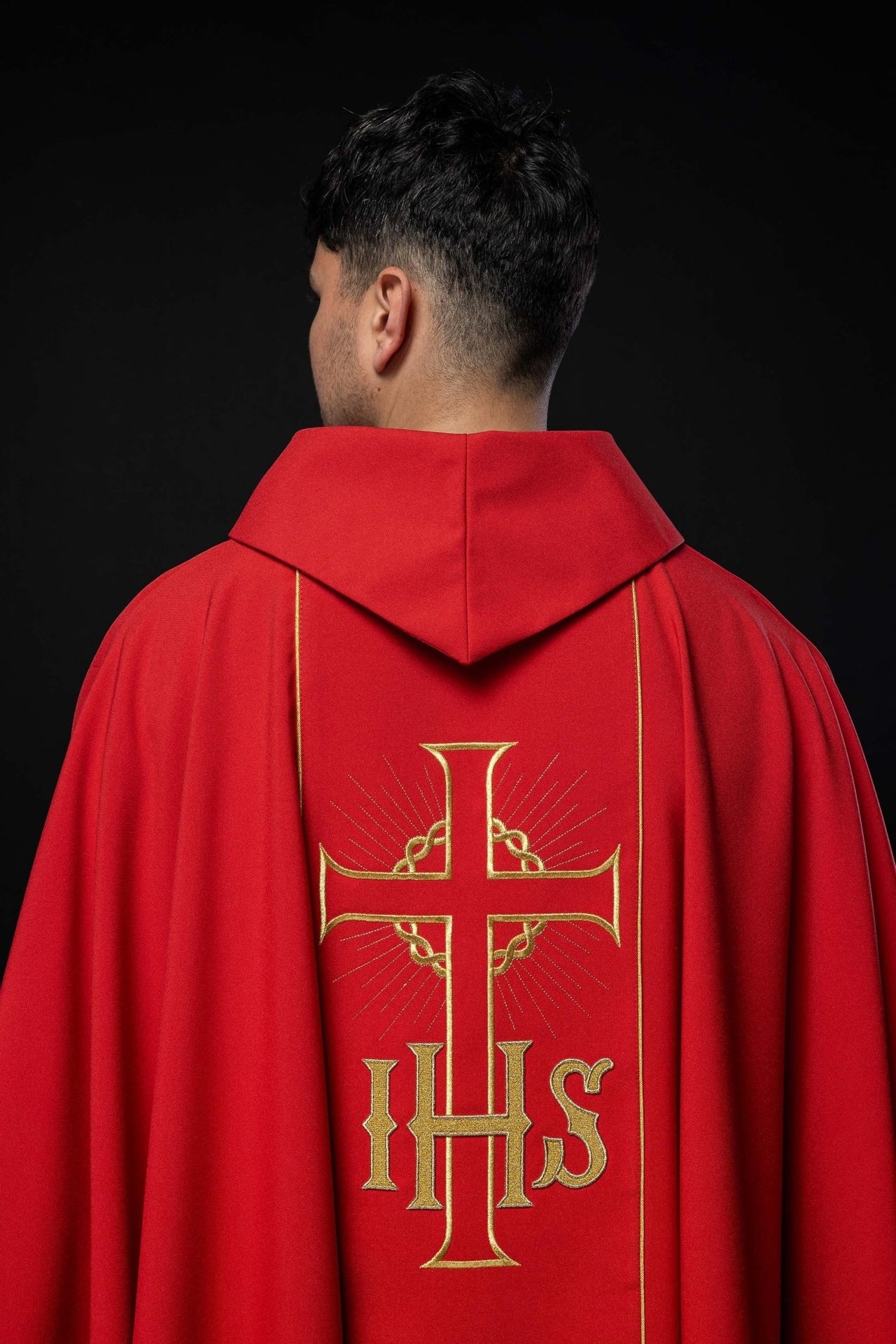 Czerwony ornat z zdobionym złotym pasem w IHS i kłosy