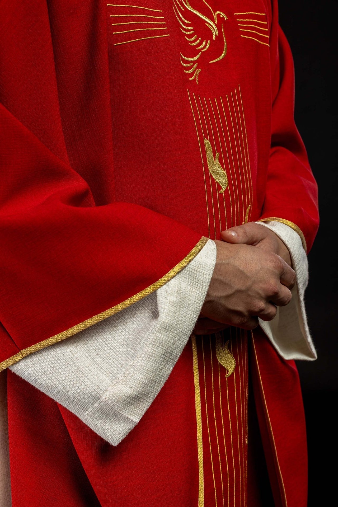 Czerwony ornat z złotą lamówką i haftem Ducha Świętego