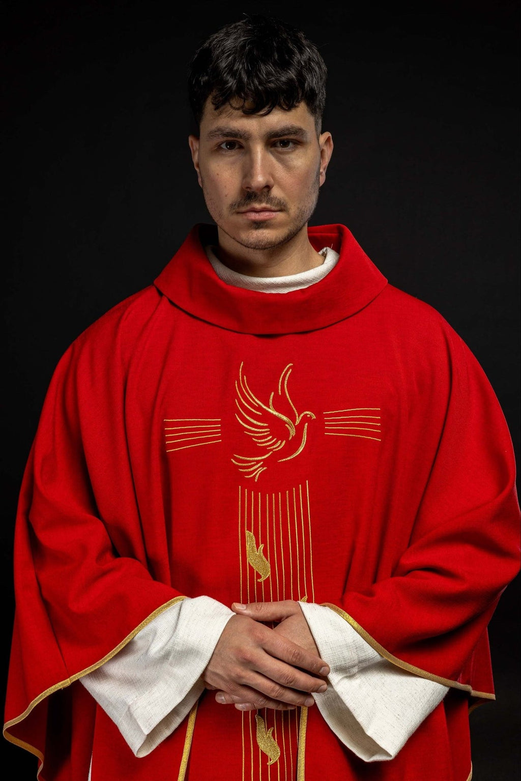 Czerwony ornat z złotą lamówką i haftem Ducha Świętego