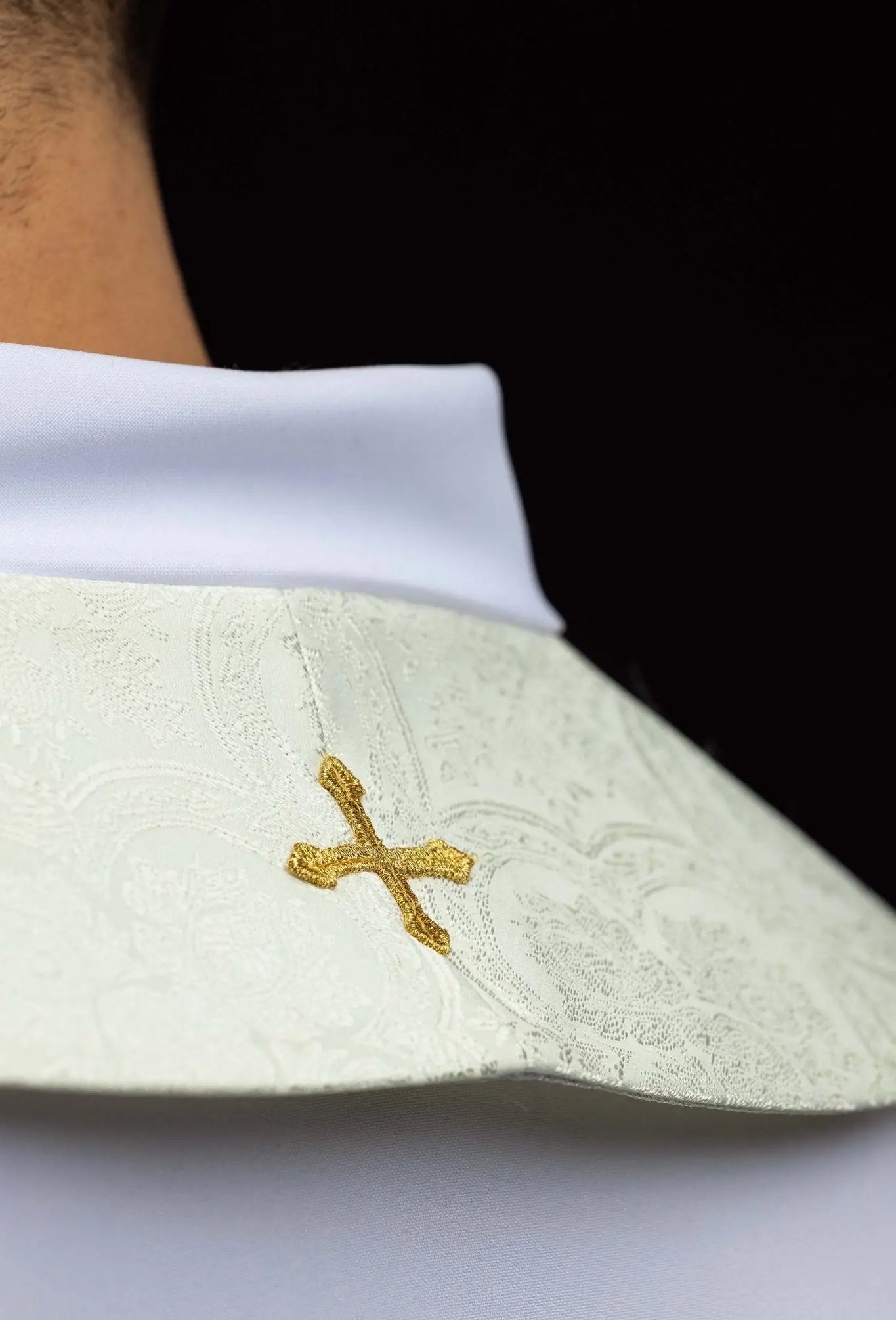 Ecru żakardowa stuła z haftowanym krzyżem