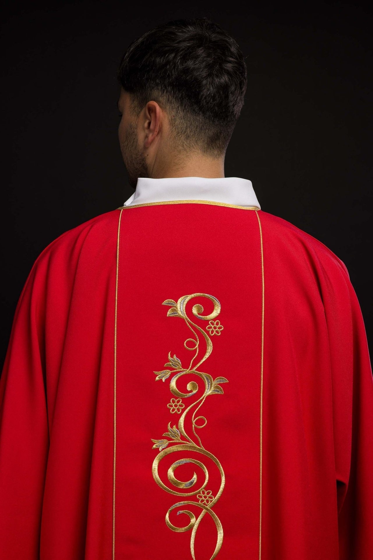 Dalmatyka czerwona z haftowanym pasem IHS