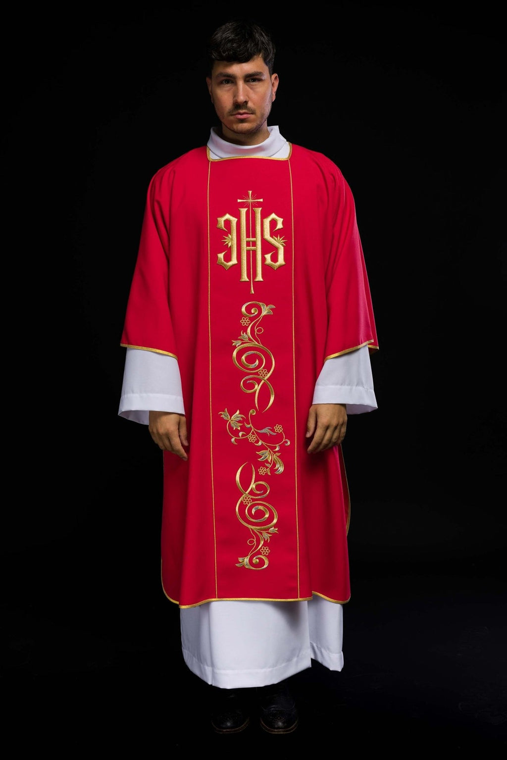 Dalmatyka czerwona z haftowanym pasem IHS