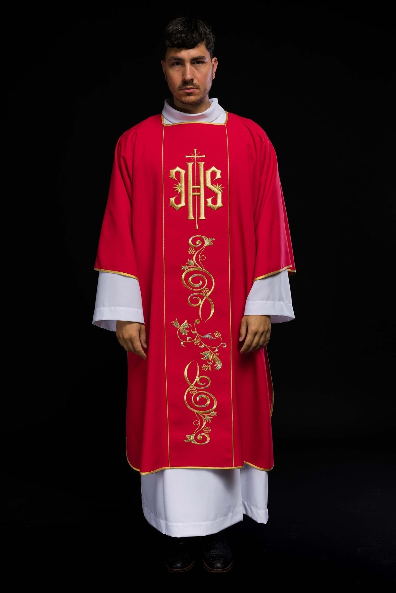 Dalmatyka czerwona z haftowanym pasem IHS
