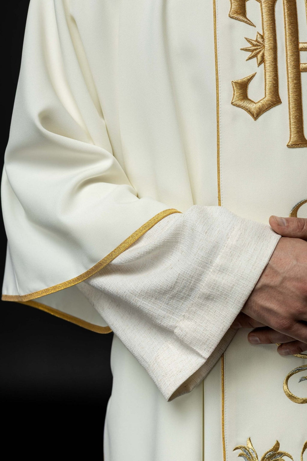 Dalmatyka ecru z haftowanym pasem IHS