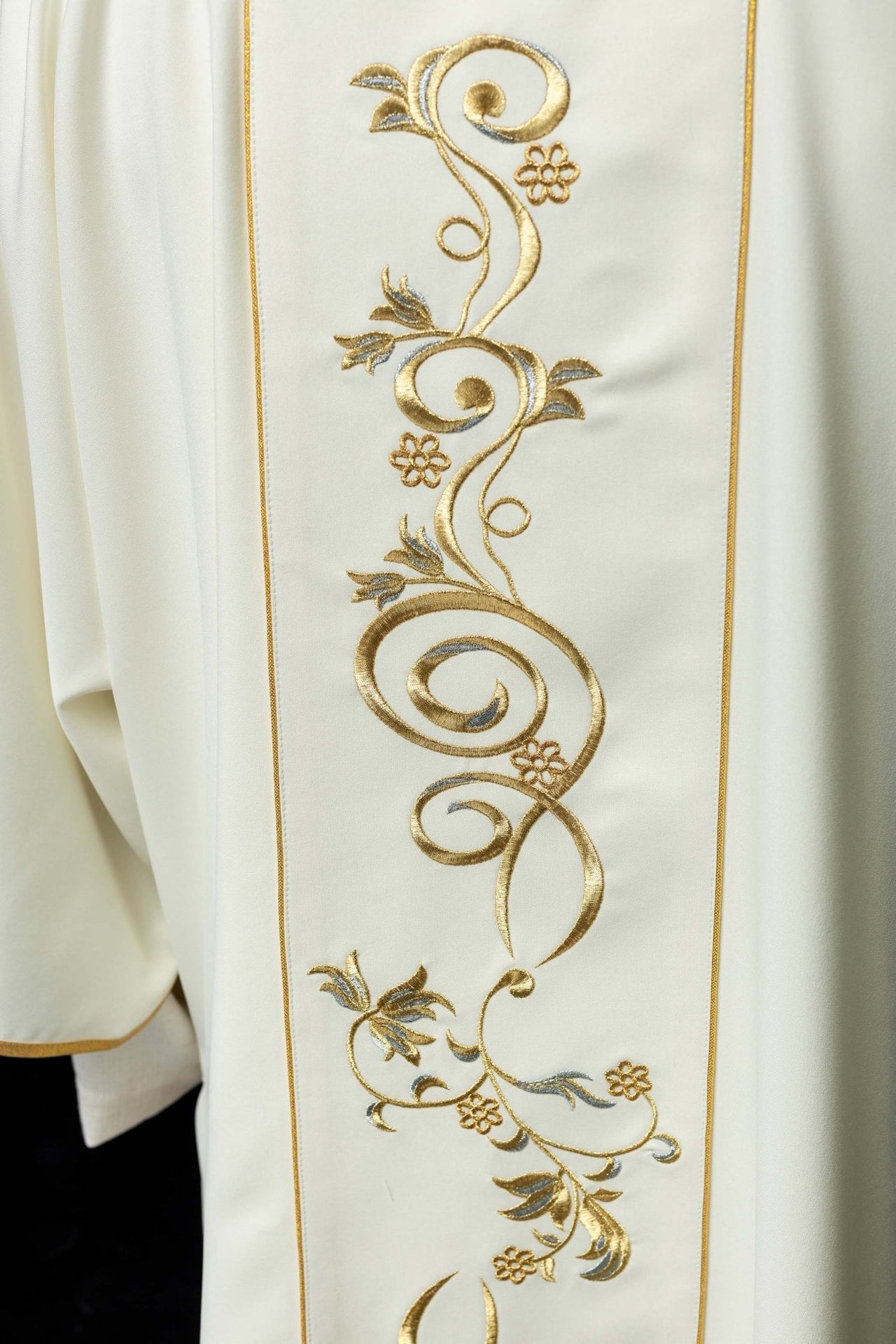 Dalmatyka ecru z haftowanym pasem IHS