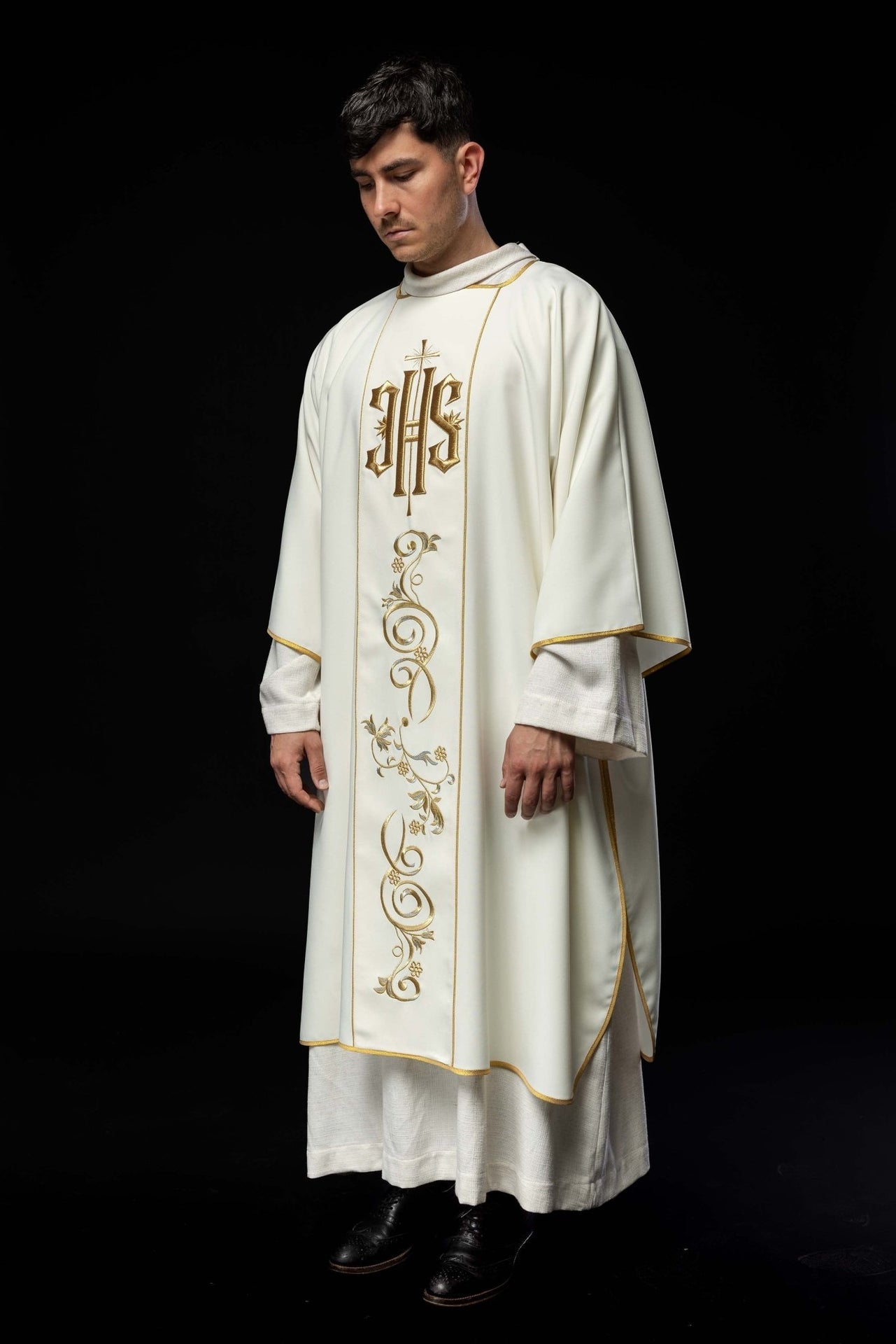 Dalmatyka ecru z haftowanym pasem IHS