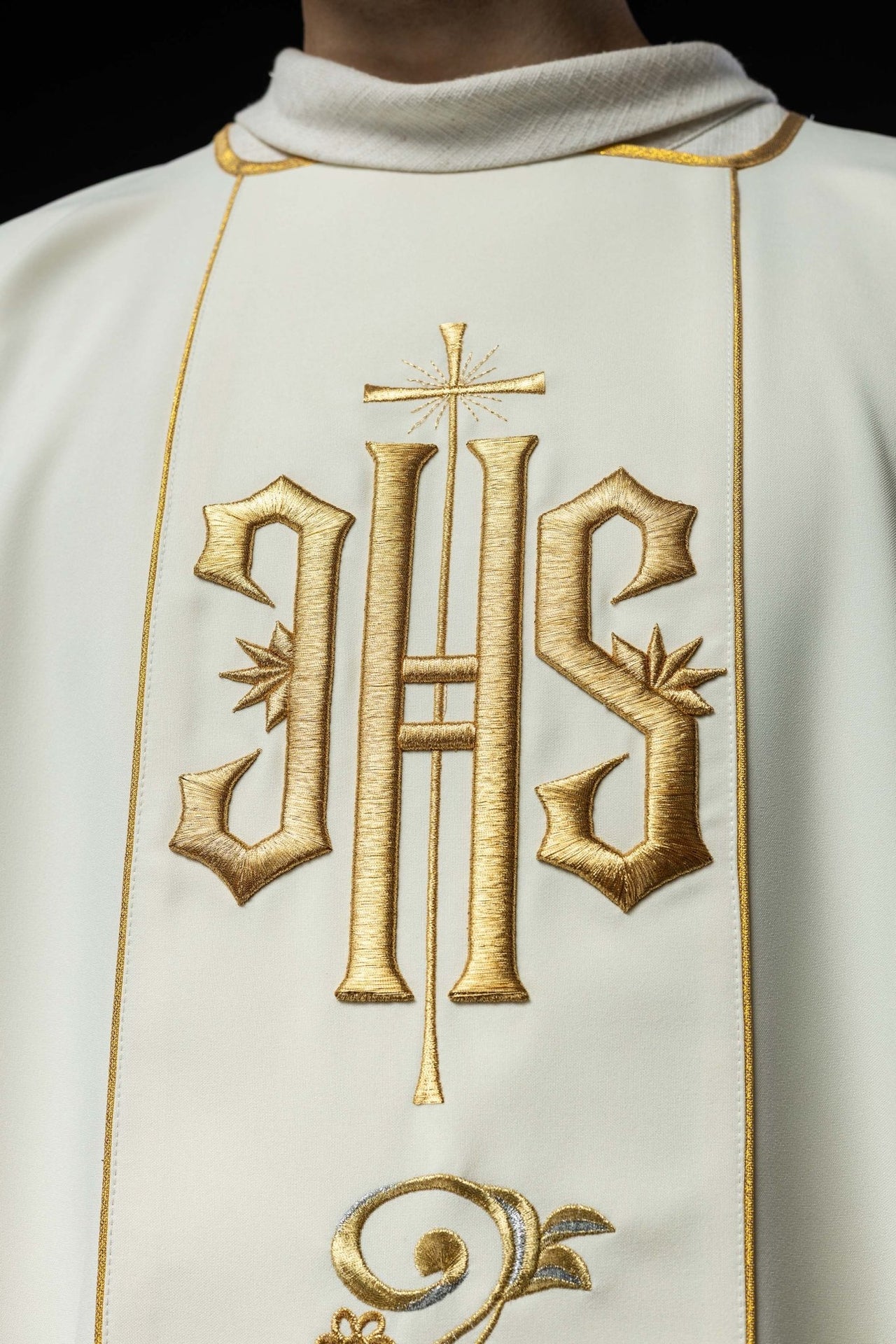 Dalmatyka ecru z haftowanym pasem IHS