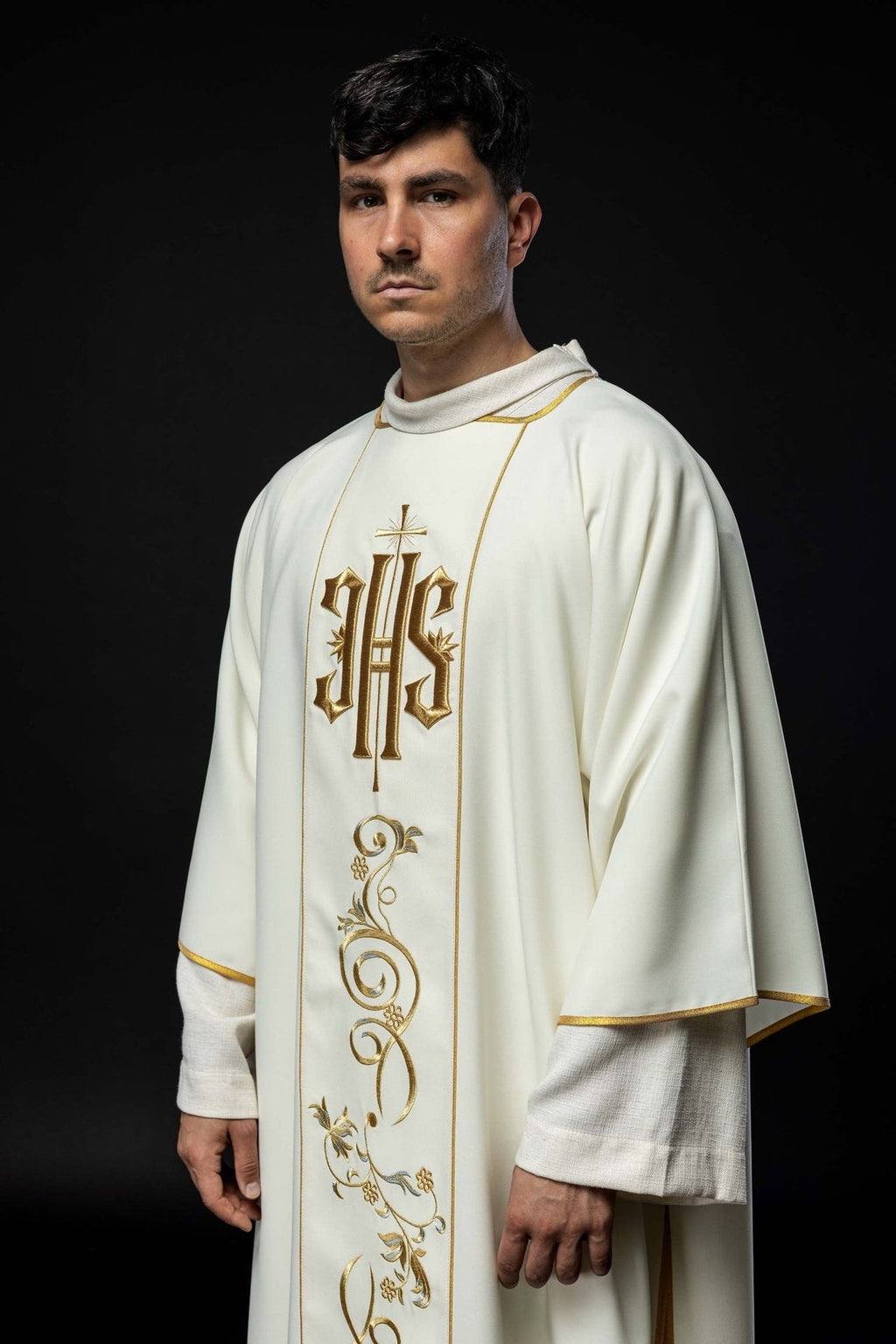 Dalmatyka ecru z haftowanym pasem IHS