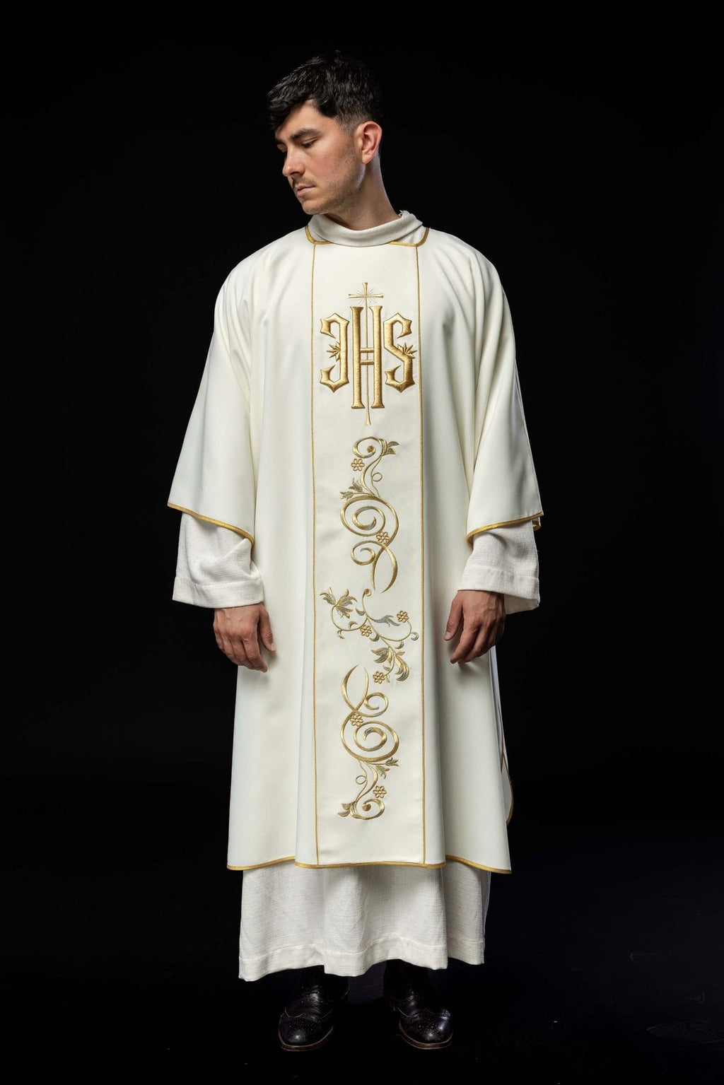 Dalmatyka ecru z haftowanym pasem IHS