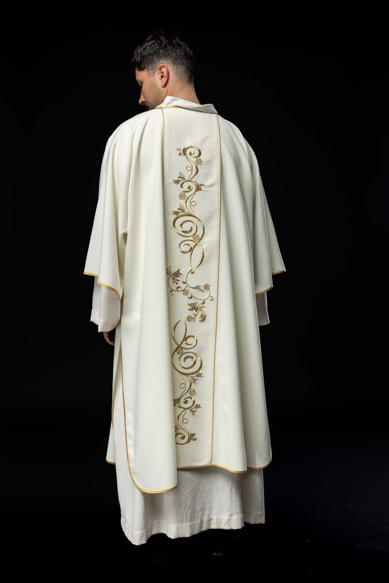 Dalmatyka ecru z haftowanym pasem IHS