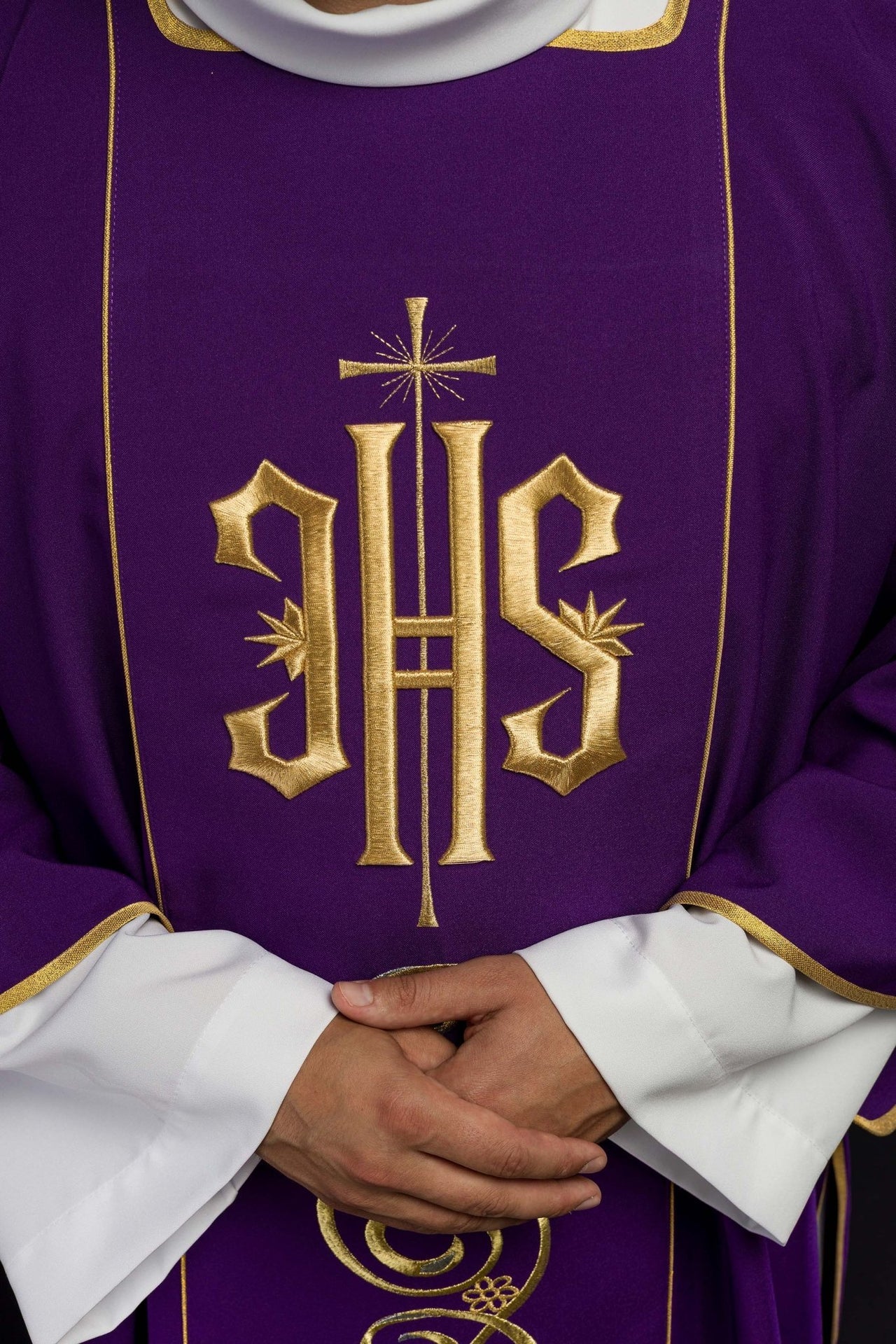 Dalmatyka fioletowa z haftowanym pasem IHS
