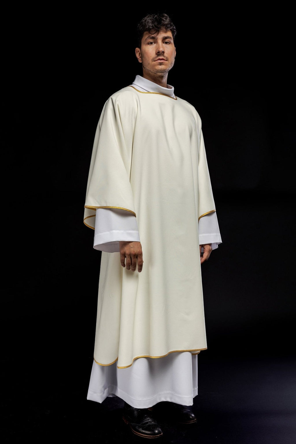 Dalmatyka gładka ze złotą lamówką ecru