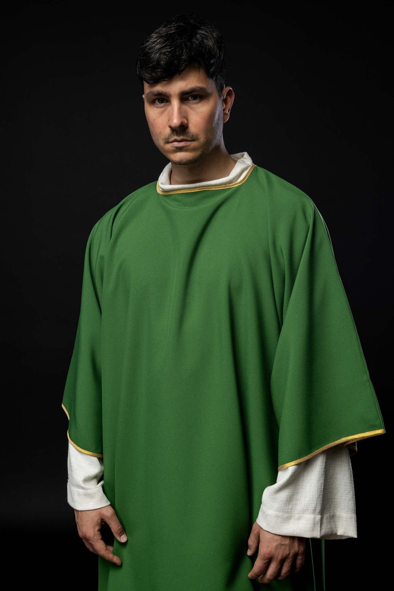 Dalmatyka gładka ze złotą lamówką zielona