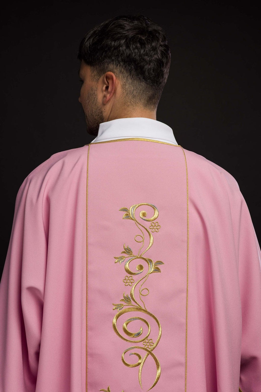 Dalmatyka różowa z haftowanym pasem IHS