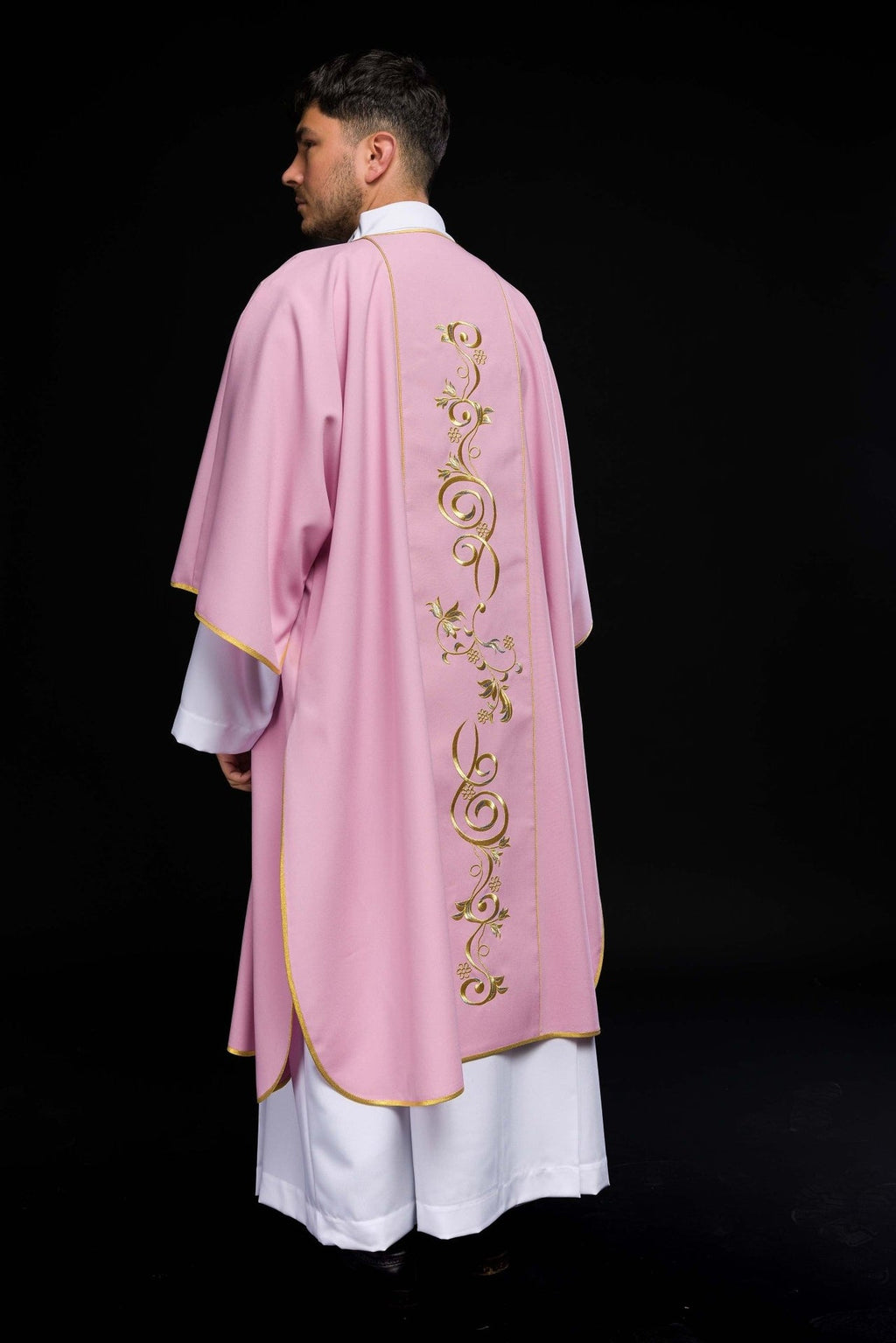 Dalmatyka różowa z haftowanym pasem IHS