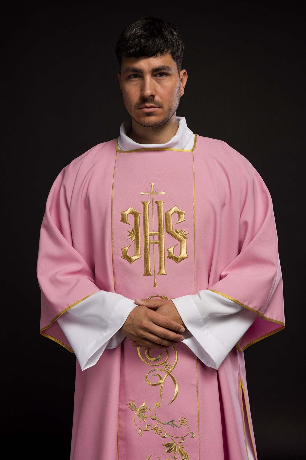 Dalmatyka różowa z haftowanym pasem IHS
