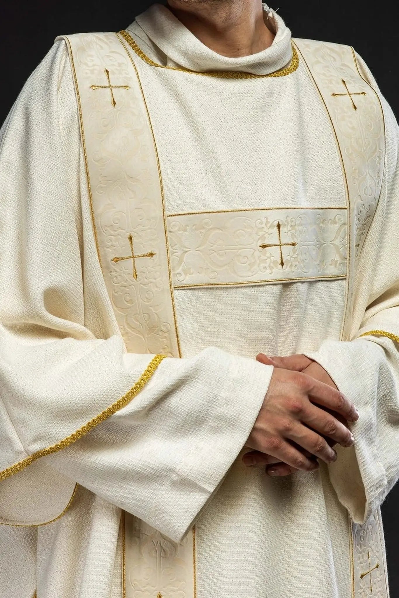 Dalmatyka w kolorze ecru z aksamitnymi pasami i złotymi haftowanymi krzyżami