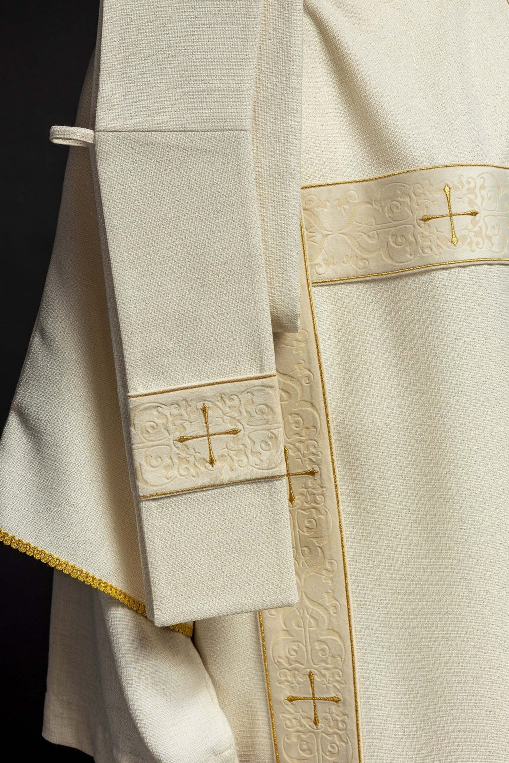 Dalmatyka z aksamitnymi pasami i haftowanymi złotymi krzyżami ecru